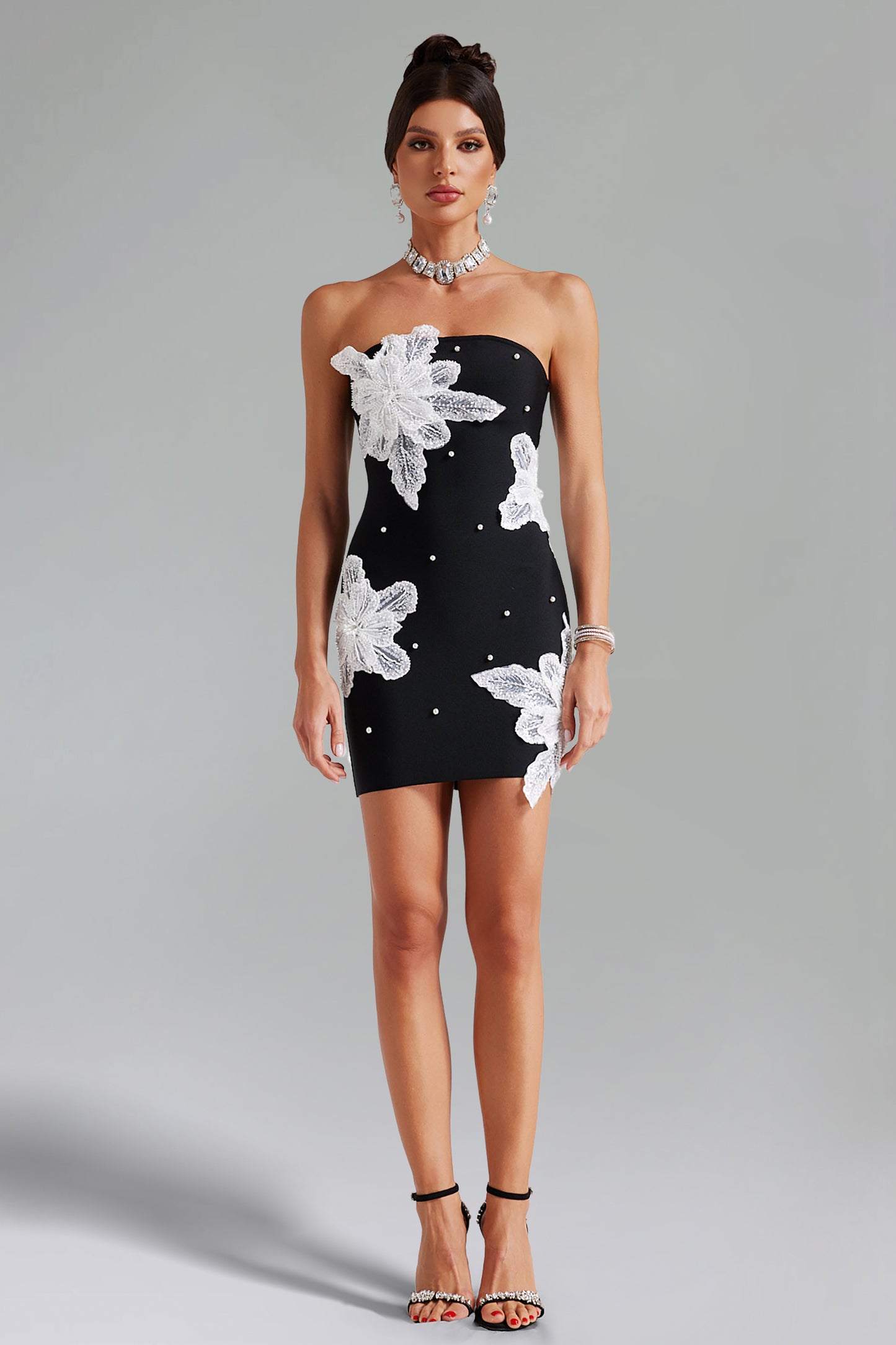 Vestido Tubo Urania com Flores e Pérolas