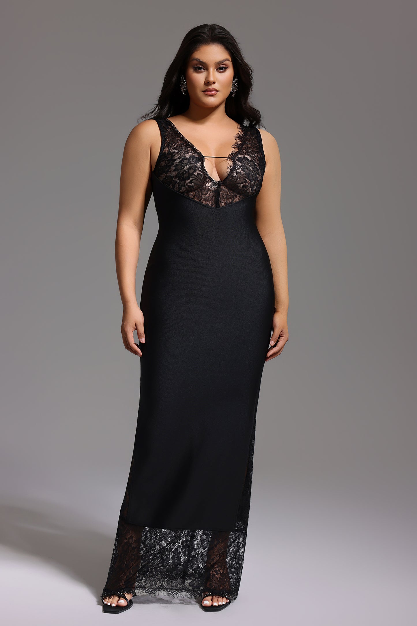 Vestido Maxi Janano em Renda com Decote em V Profundo – Preto