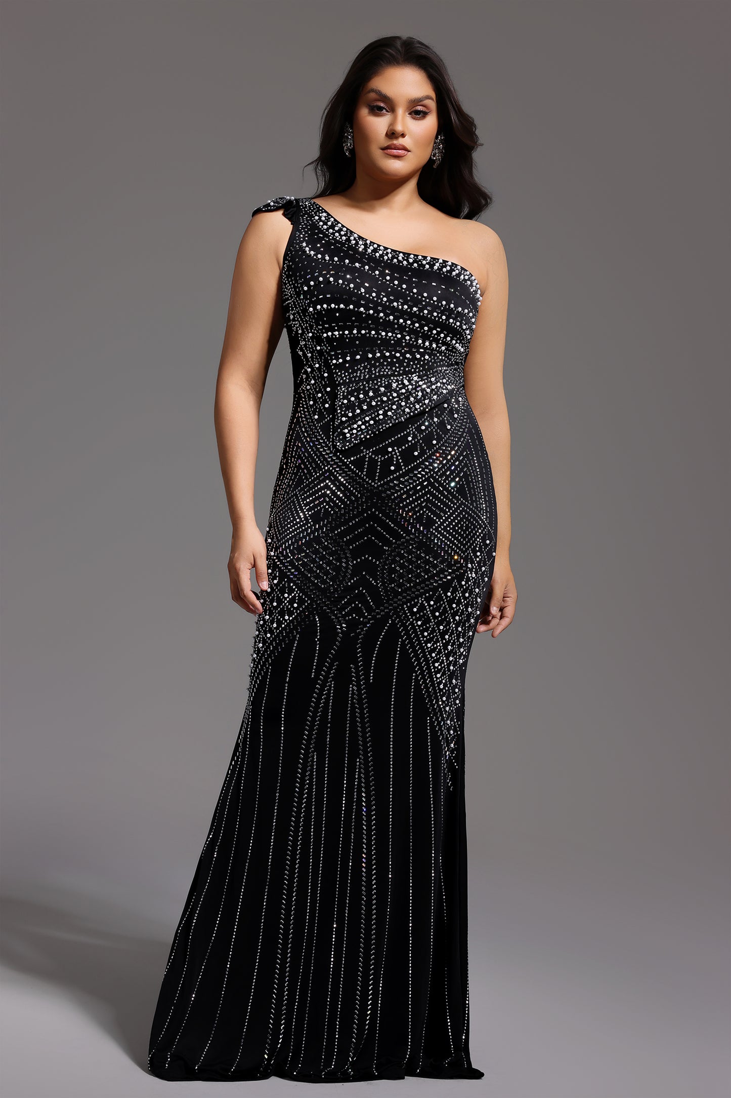 Vestido Maxi Ferina com Colarinho Assimétrico e Detalhes em Strass