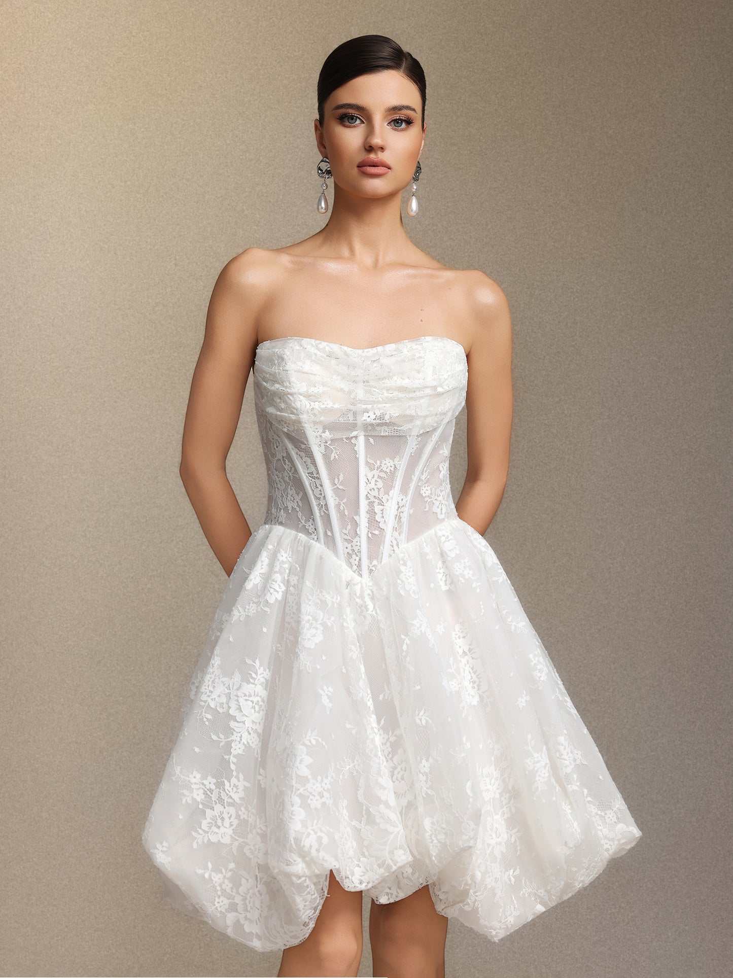 Vestido Mini Derya com Renda Pregas e Decote Tomara que Caia