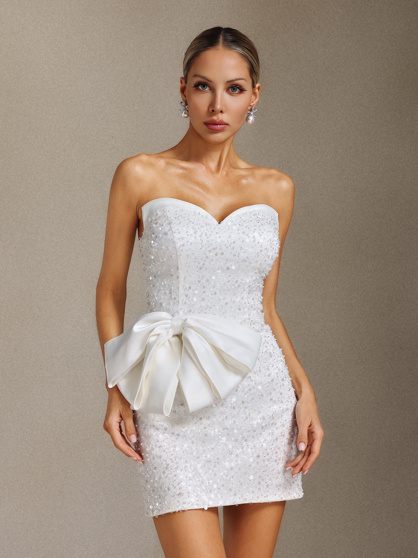 Vestido Mini Enid com Paetês, Laço e Decote Tomara que Caia