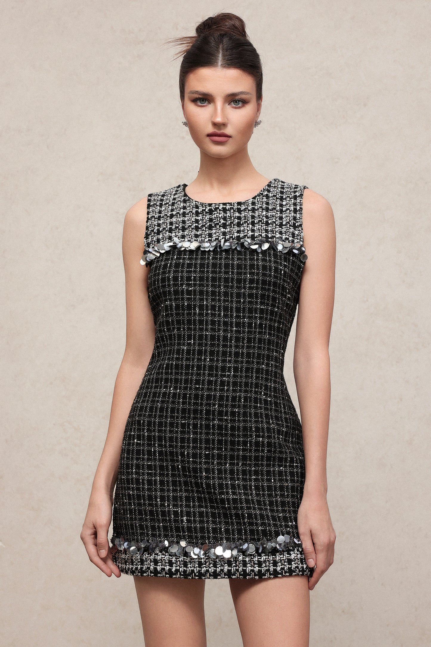 Vestido Mini Spola em Tweed com Paetê e Decote Redondo