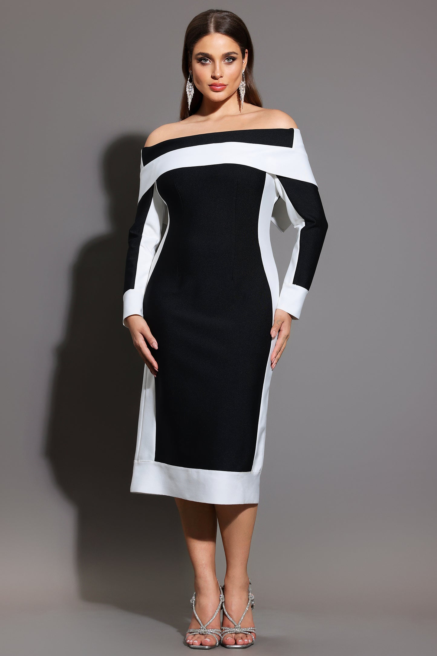 Vestido Midi Mattey Ombro a Ombro com Mangas Longas e Listras
