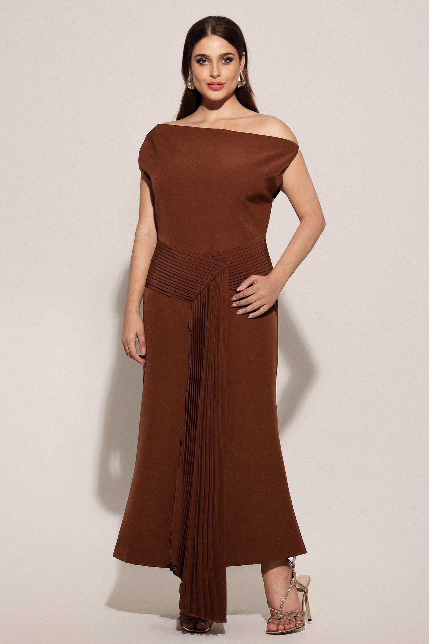 Vestido Midi Paulina Ombro Oblíquo Sem Mangas com Pregas Marrom