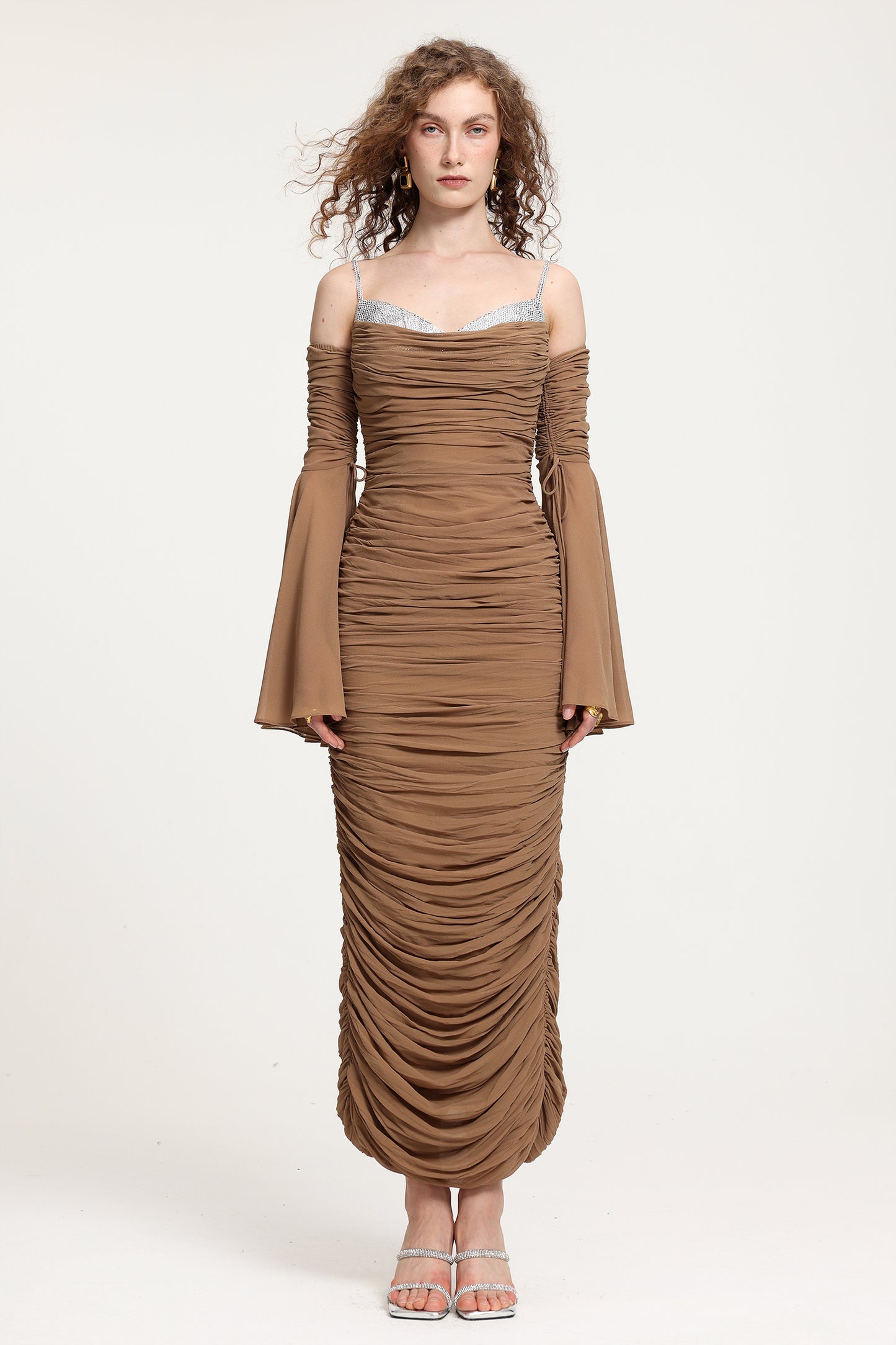 Vestido Maxi Decote Ombro a Ombro com Mangas Sino e Franzidos