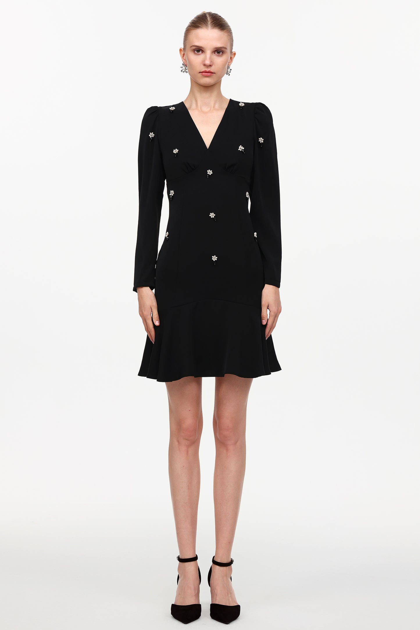 Vestido Mini Jiusi com Decote V, Manga Longa e Aplicações