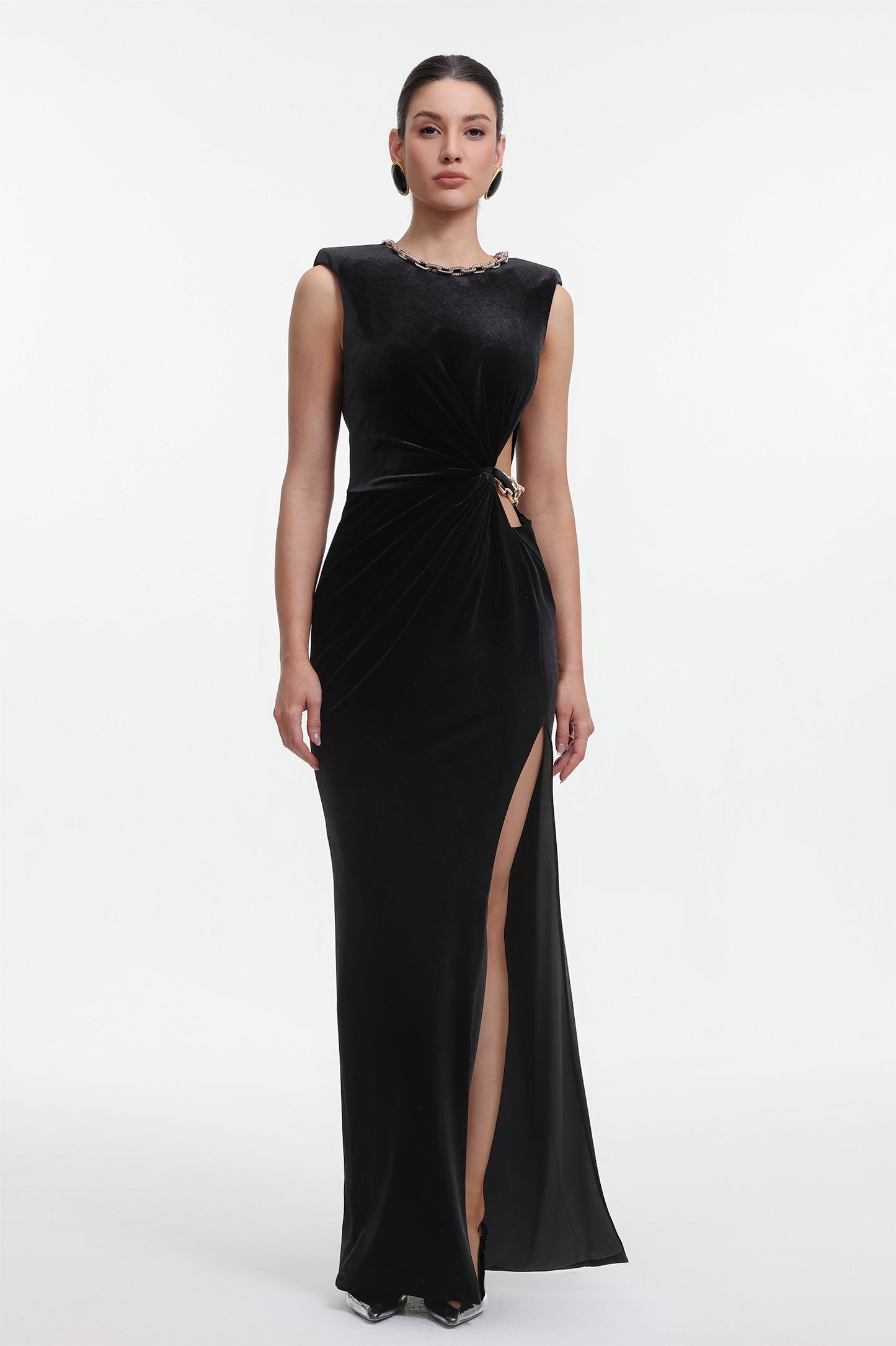 Vestido Maxi Trinvilla em Veludo com Cut-Out e Detalhe Corrente