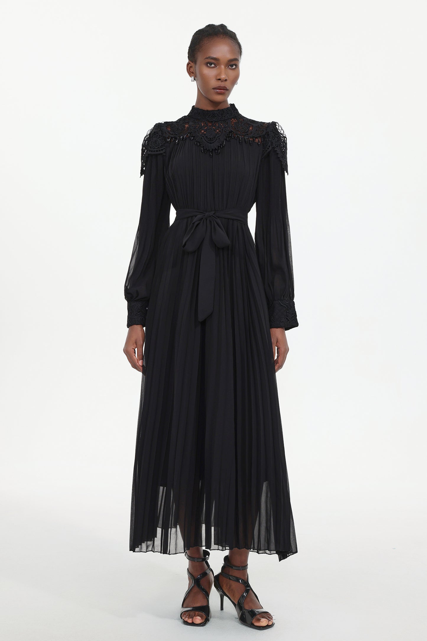 Vestido Maxi Larry Resort em Renda com Pregas