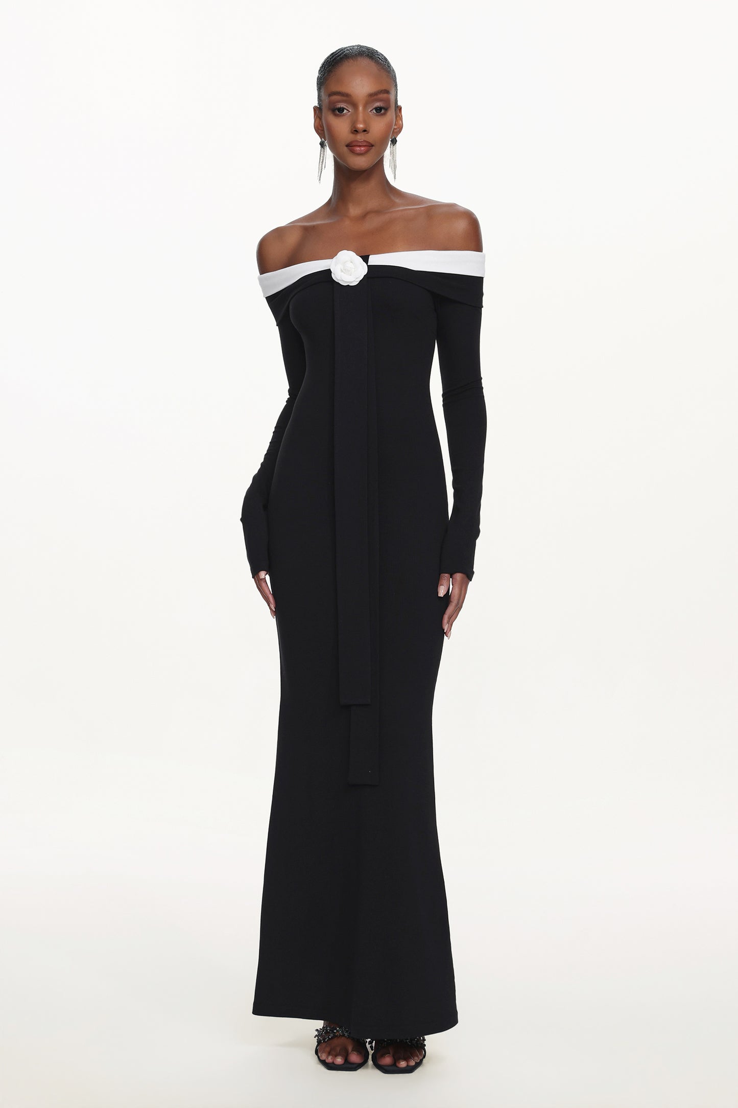 Vestido Maxi Glylah com Decote Ombro a Ombro e Manga Longa