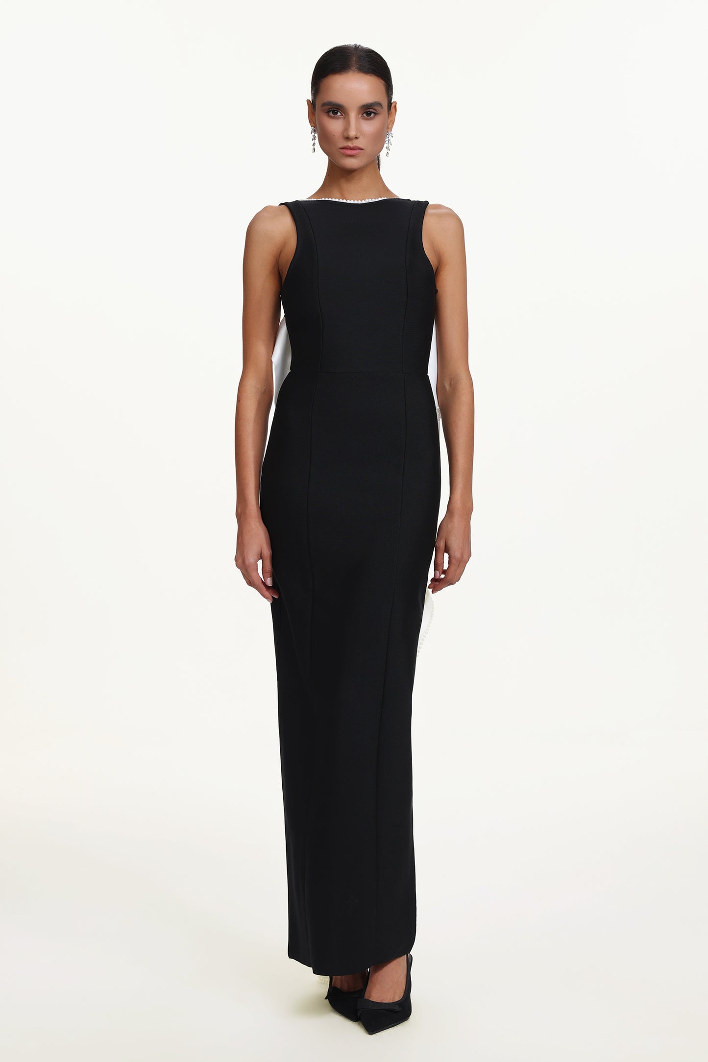 Vestido Maxi Sakude com Aplicações de Pérolas, Decote nas Costas
