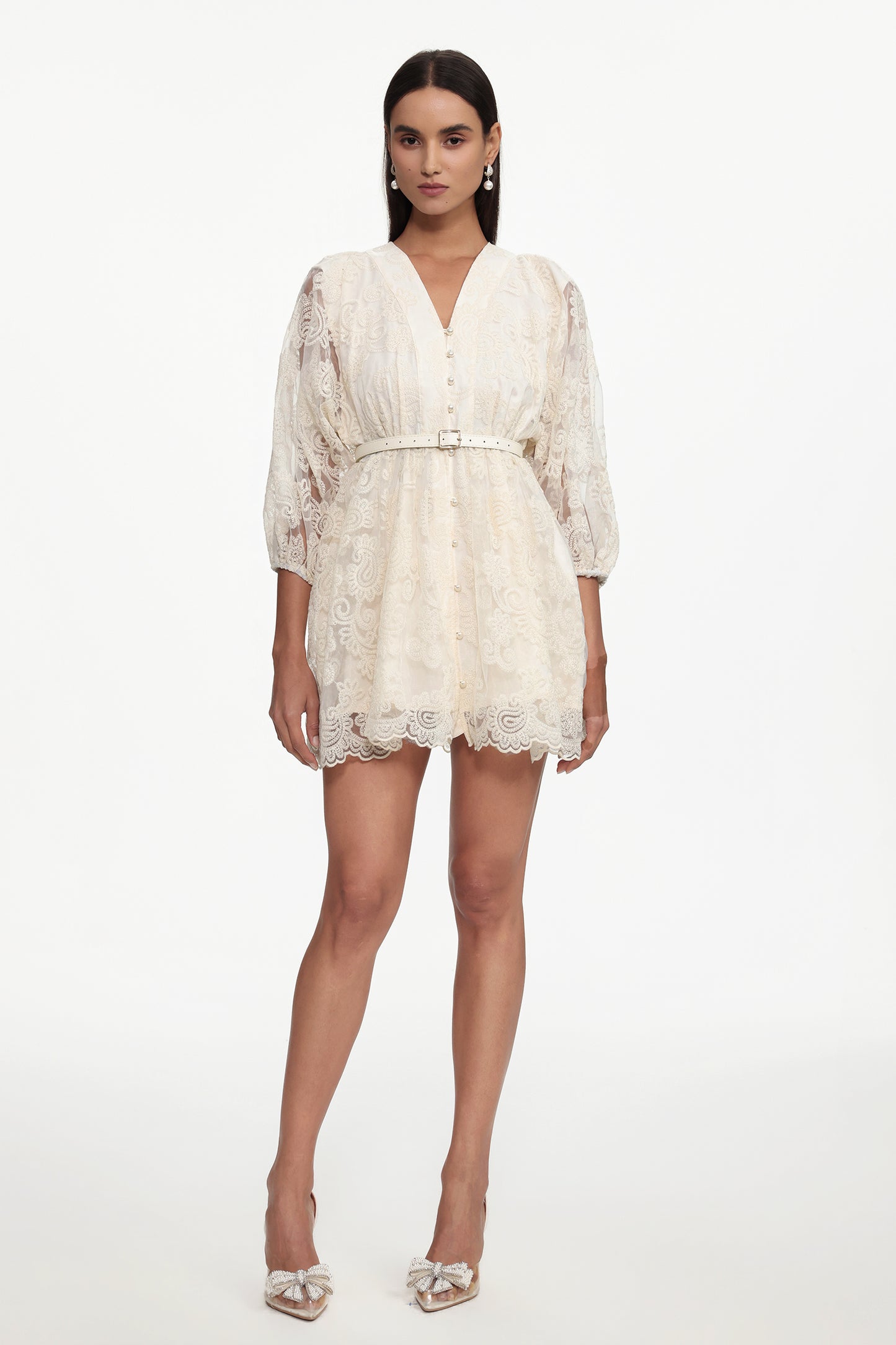 Vestido Mini Taye Resort com Mangas Longas, Cinto e Renda