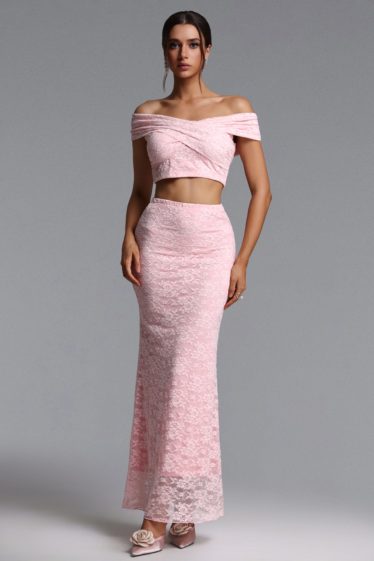 Conjunto Isabeau: Top e Saia em Renda com Ombro a Ombro e Cut-Out
