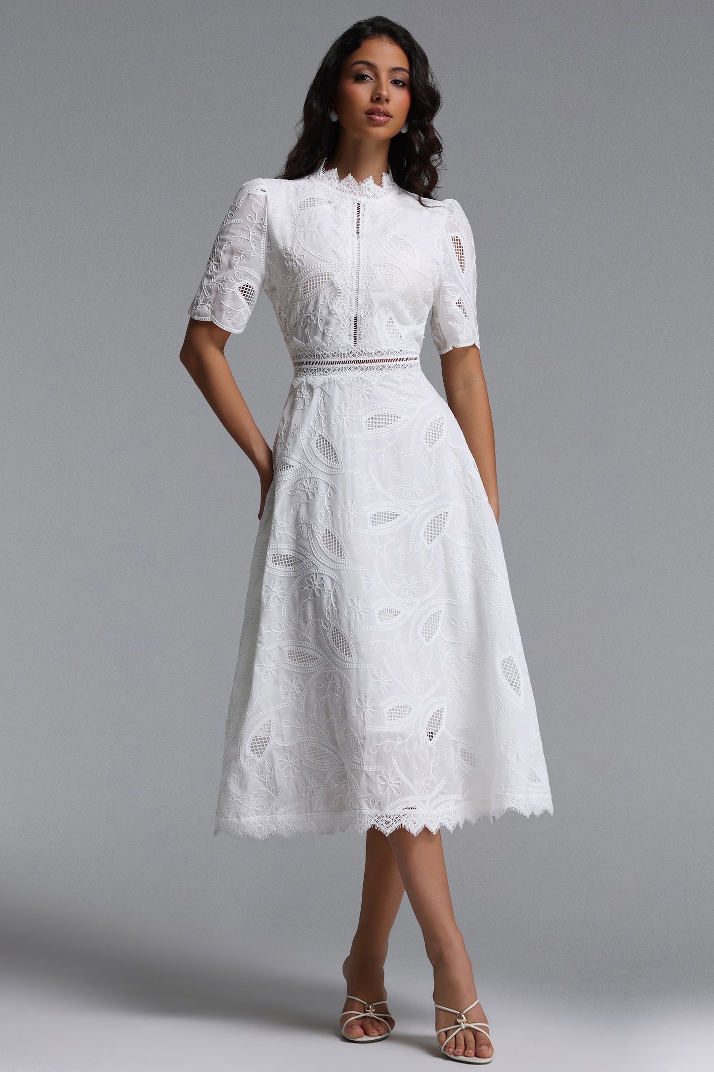 Vestido Midi em Renda Floral Bordada com Manga Curta e Cintura Marcada