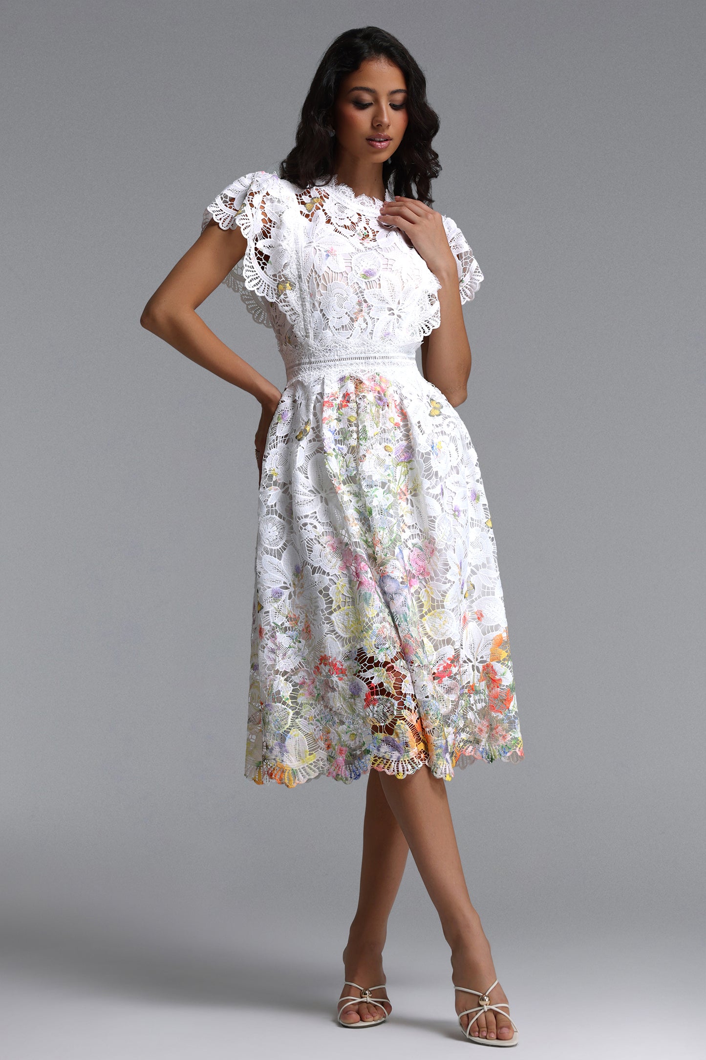 Vestido Midi Leanna em Renda Floral com Manga Curta