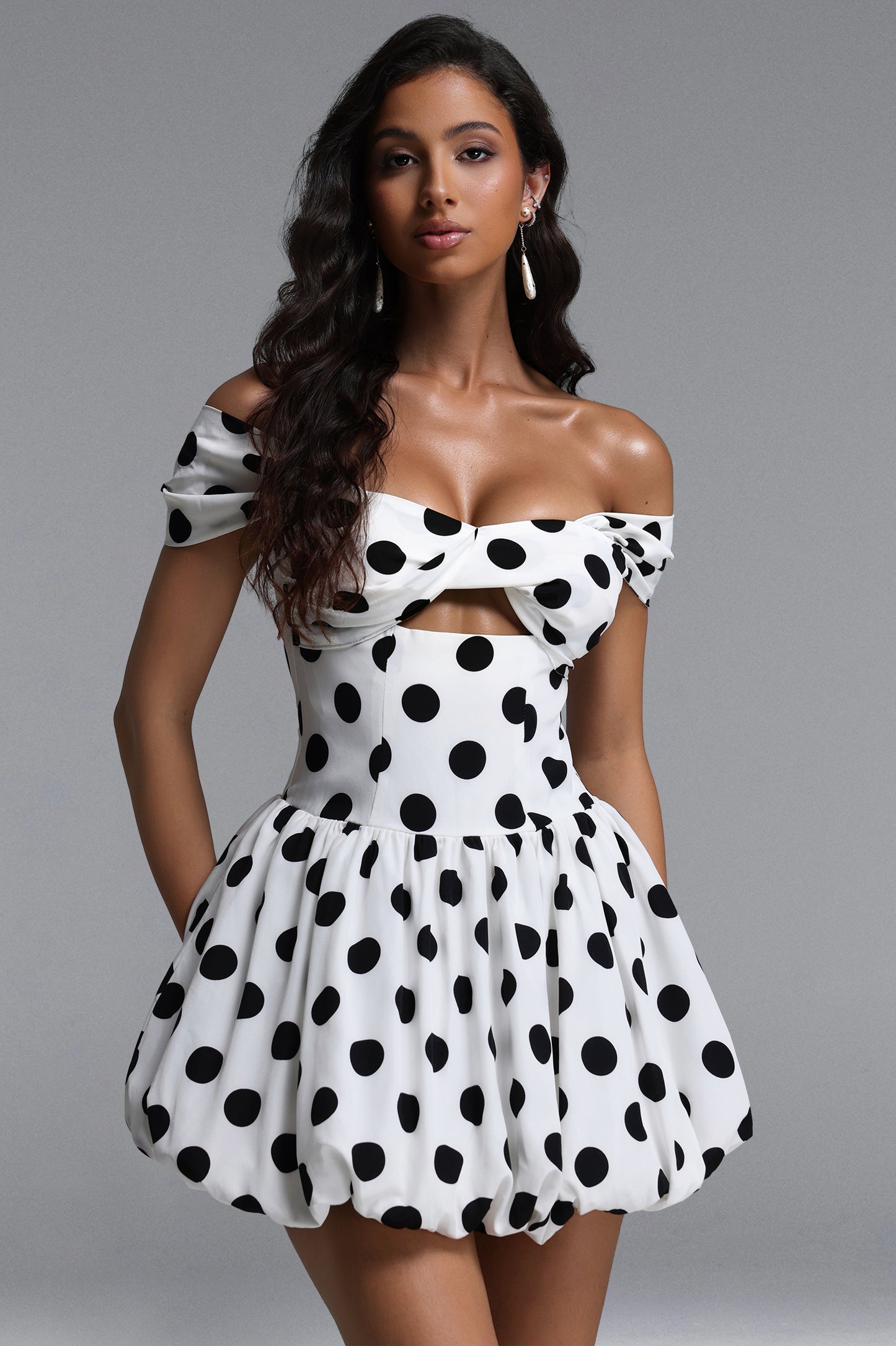 Vestido Mini Fabiola com Ombro a Ombro, Cut-Out e Franzido em Poá