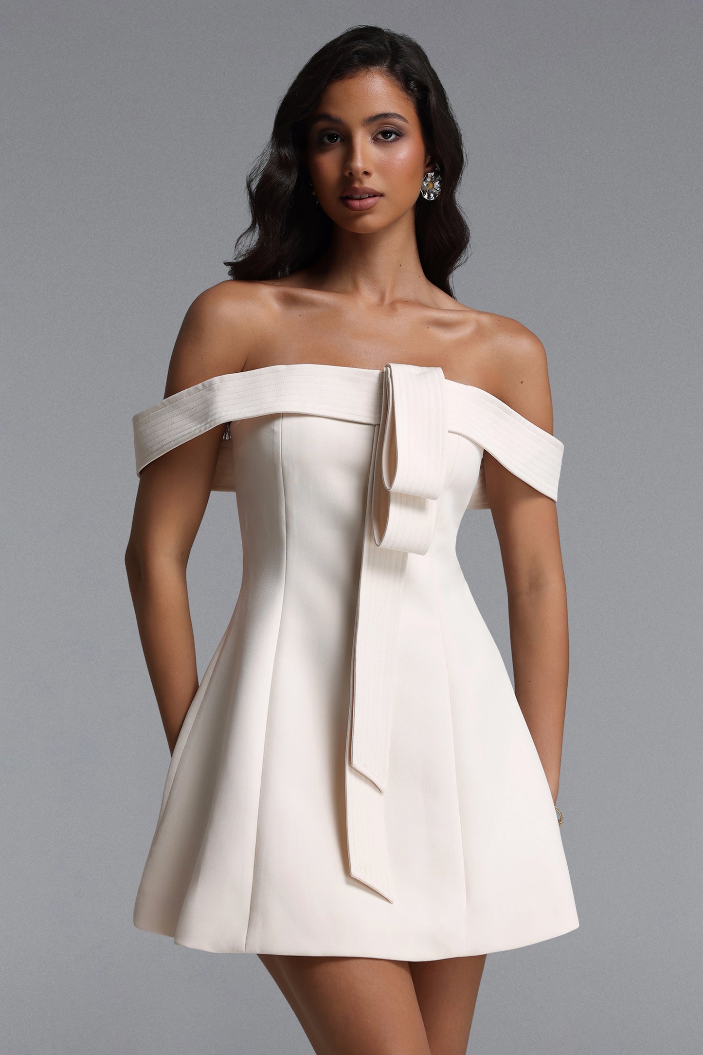 Vestido Mini Morgan Chic Ombros à Mostra em Tecido Plano