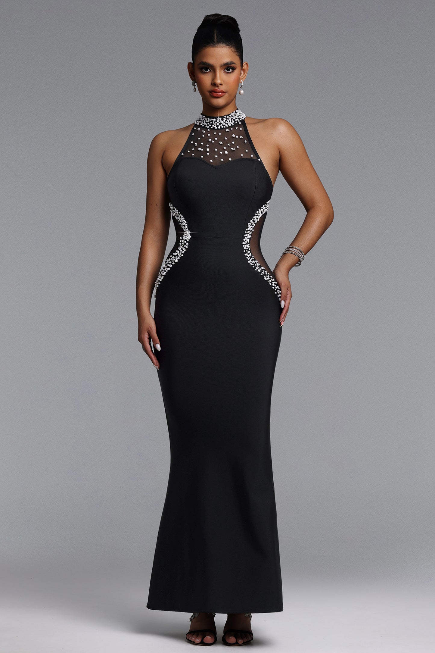 Vestido Maxi Samala Halter com Aplicações de Pérolas