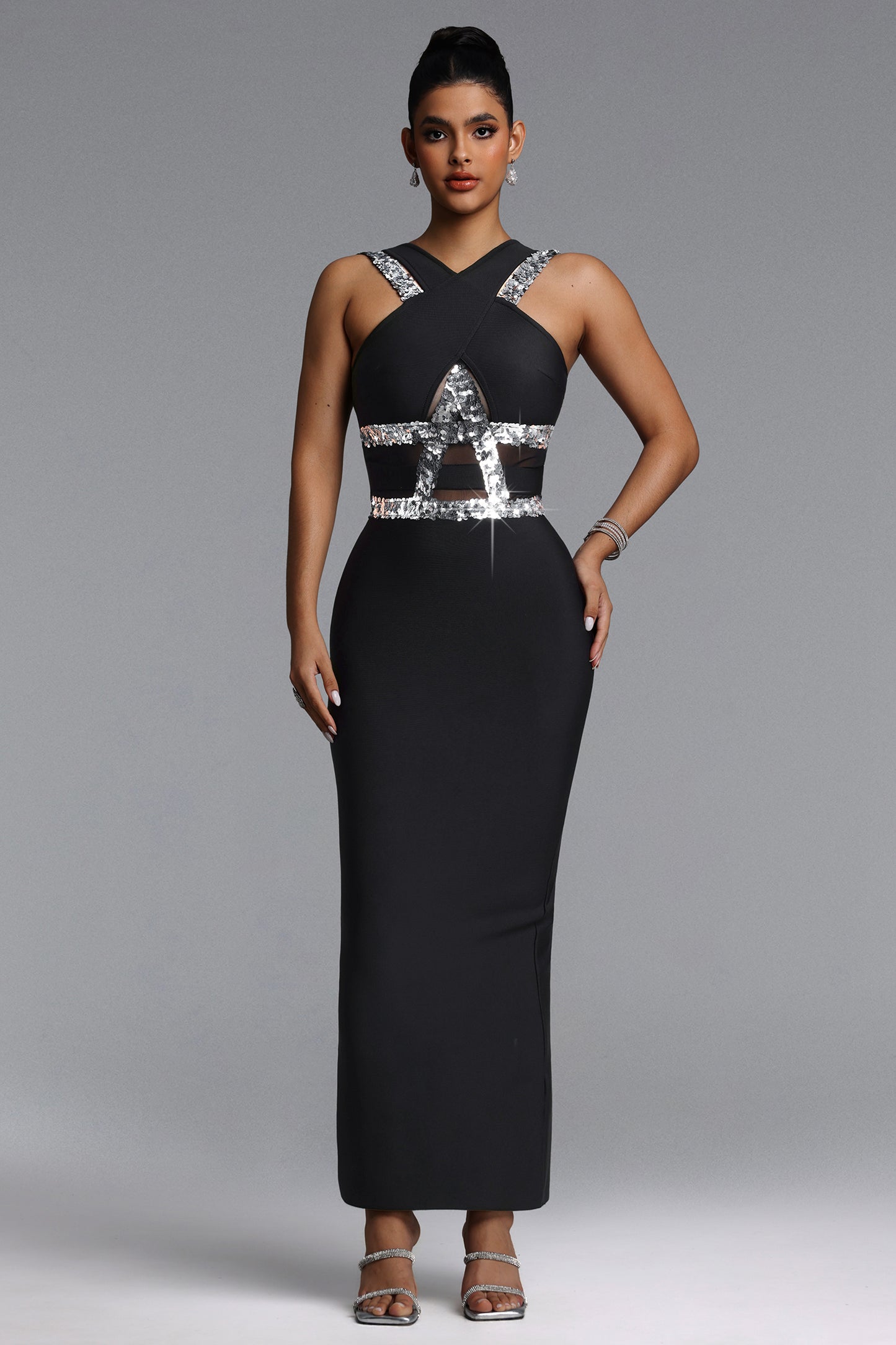 Vestido Maxi Oyata Halter com Paetês e Efeito Bandage
