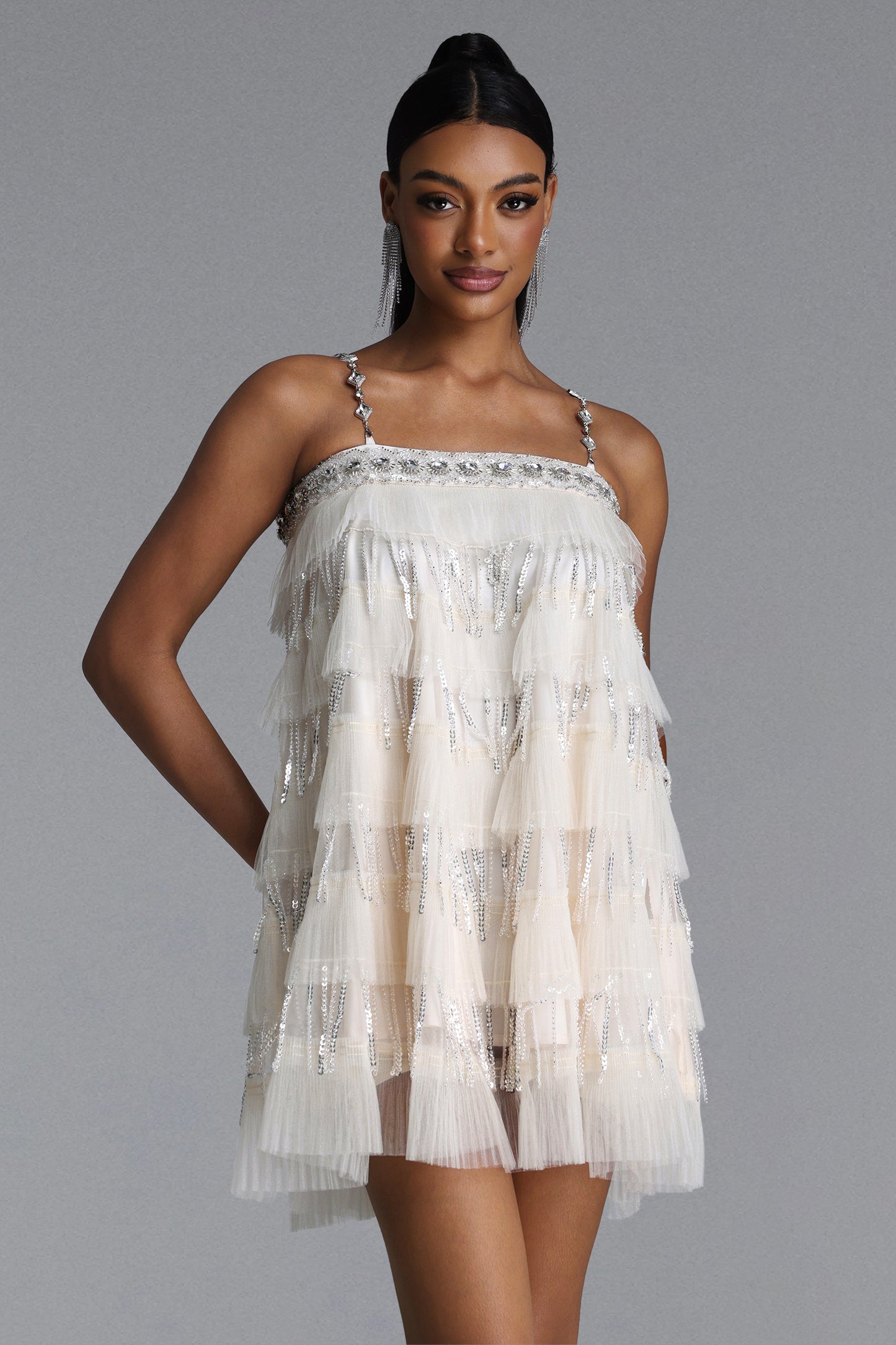 Vestido Iana Romântico com Babados Tiered, Paetê e Franjas de Strass