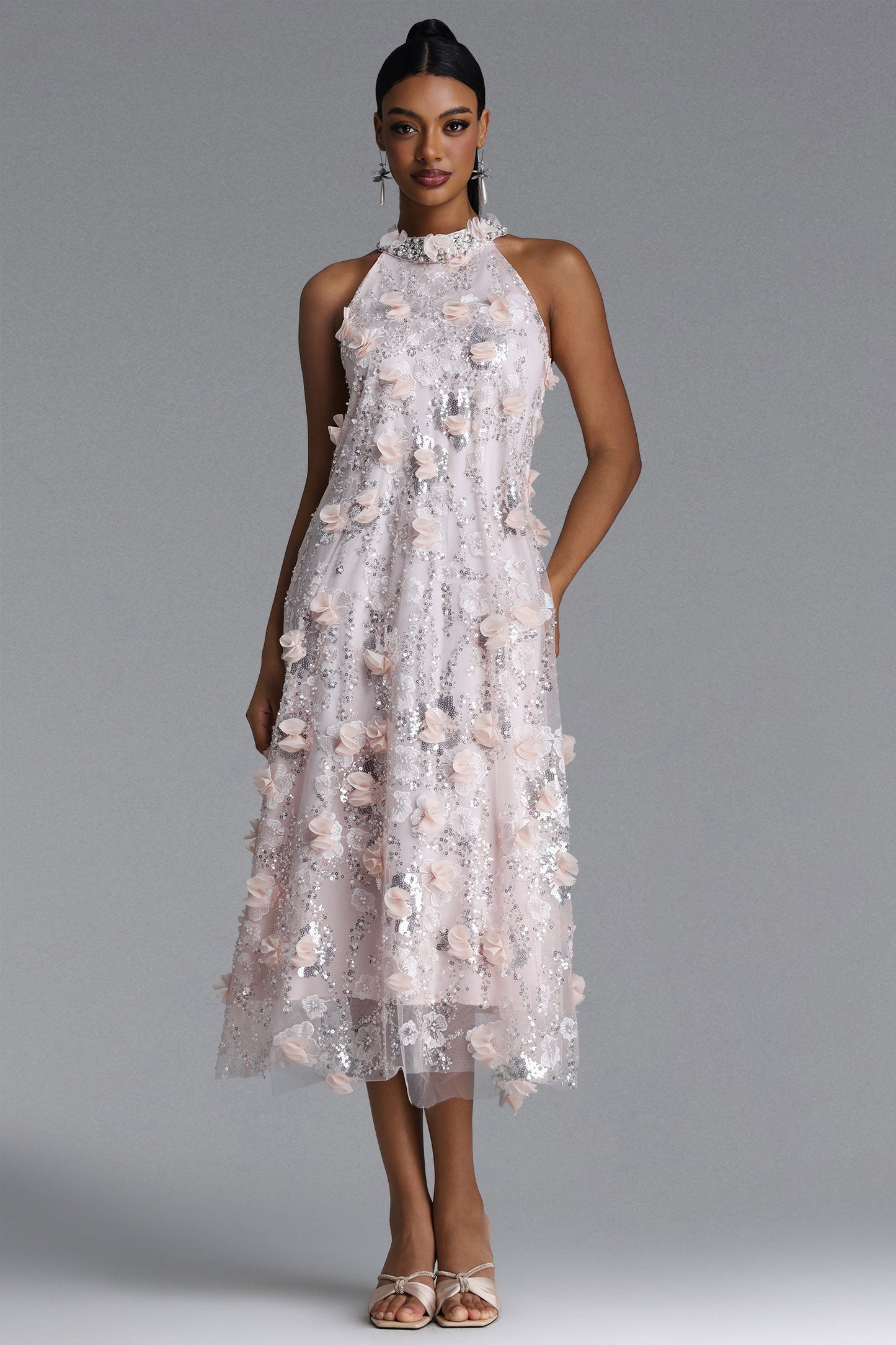 Vestido Maxi Faithe com Alça Halter e Paetês com Flores