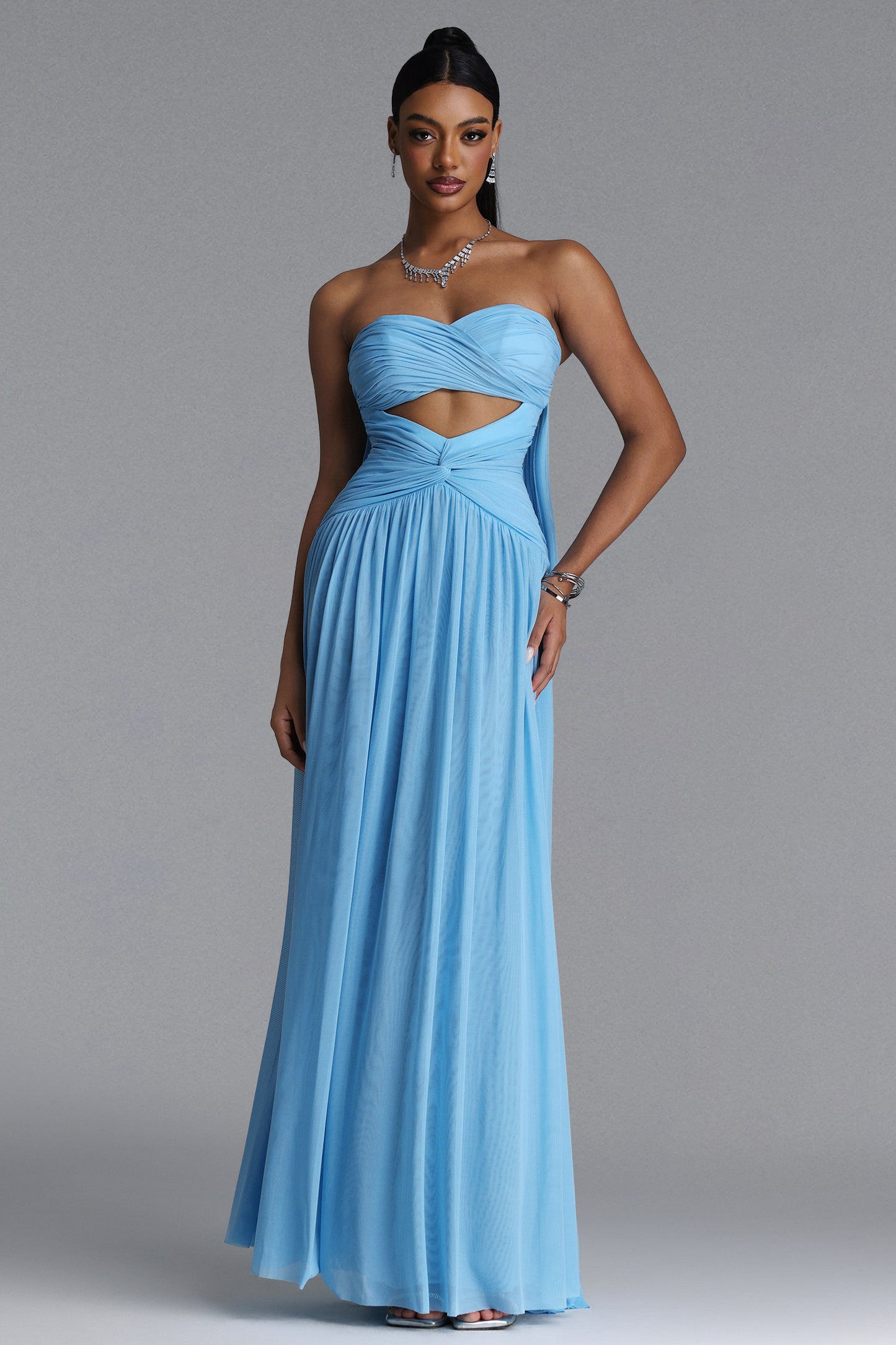 Vestido Maxi Prunella Tomara que Caia com Cut-Out e Pregas em Tule