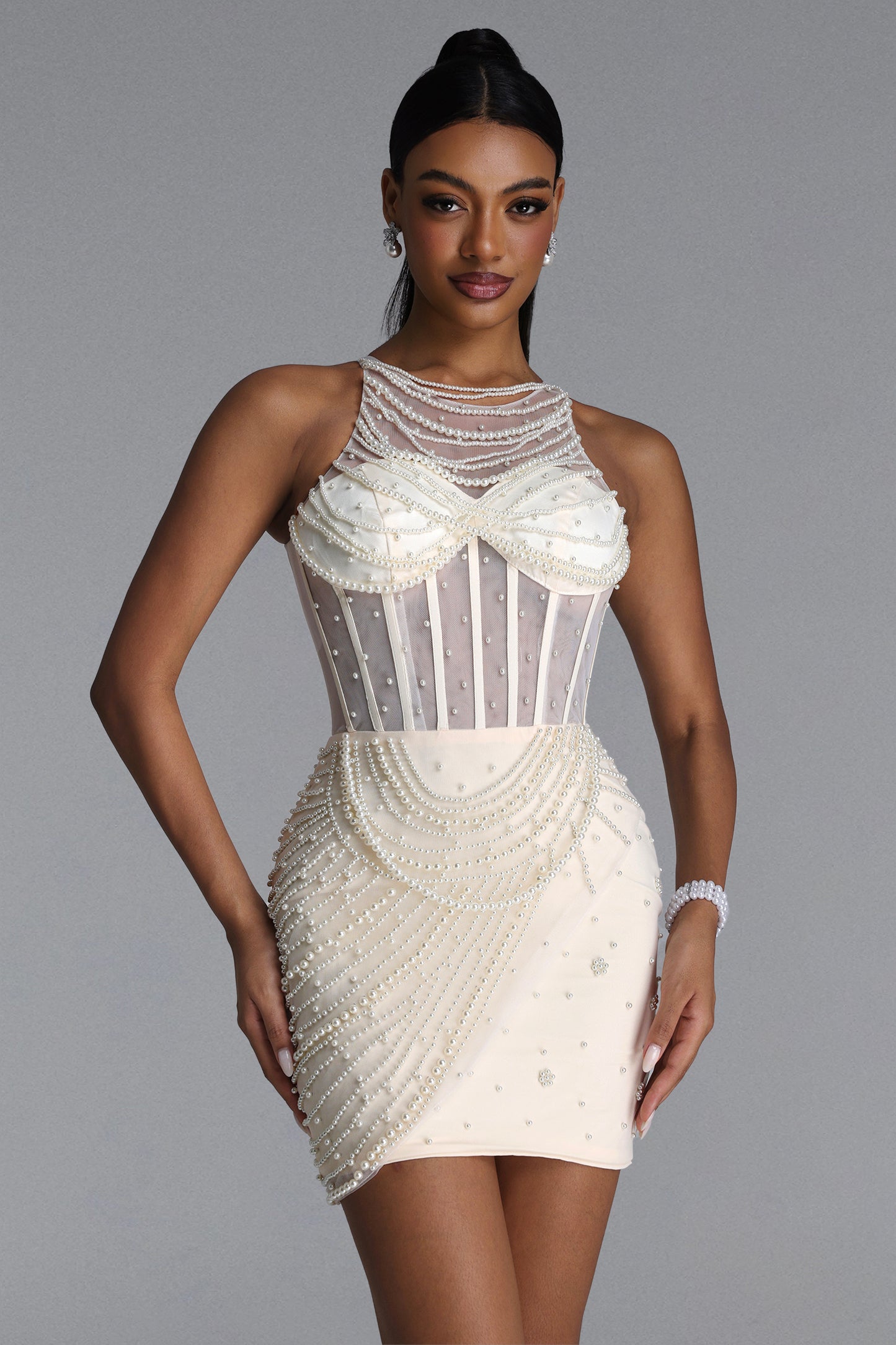 Vestido Mini Maoma com Corrente de Pérolas e Tule