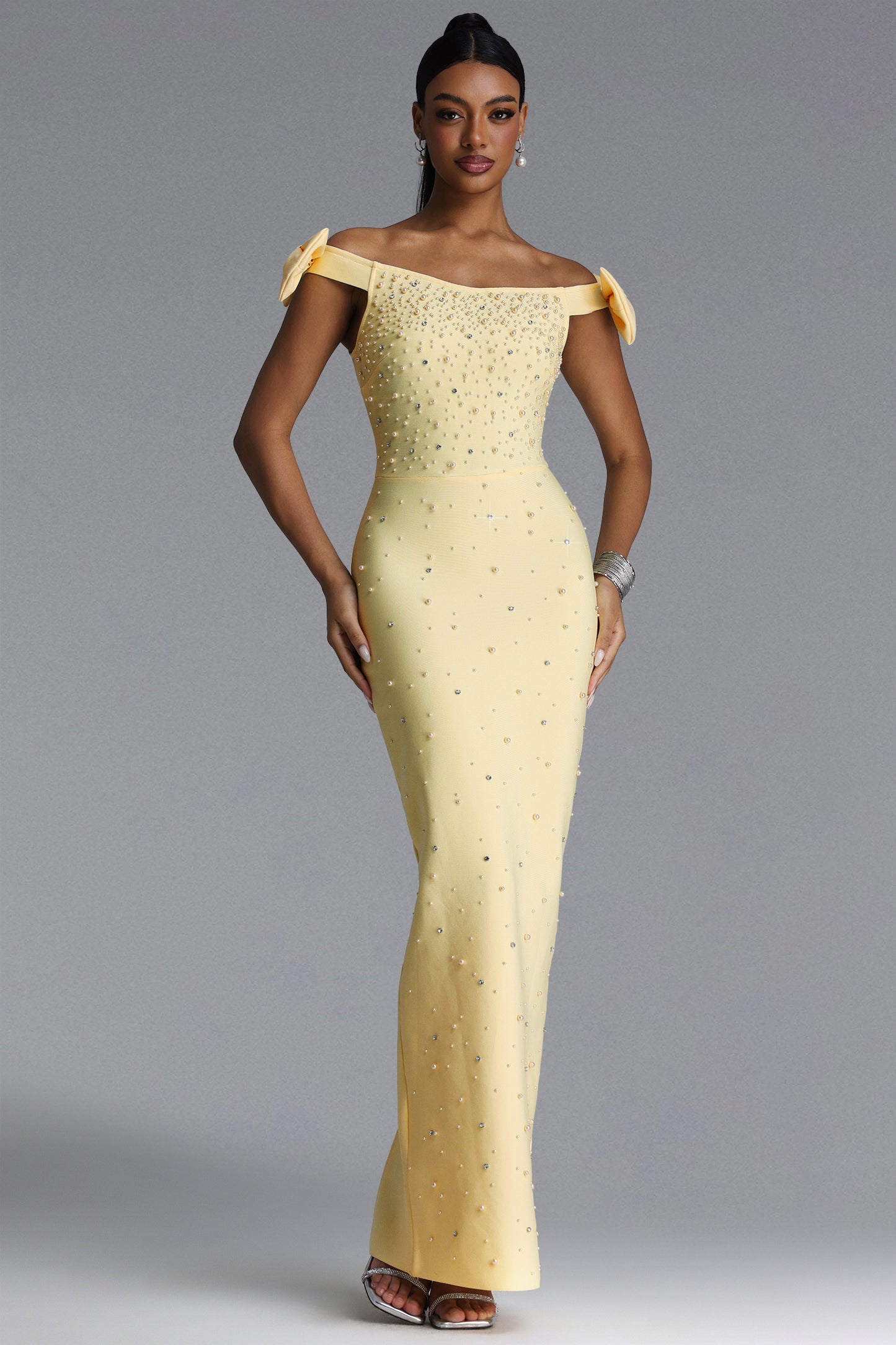 Vestido Maxi Bandage Fanny com Ombros à Mostra e Aplicação de Cristais