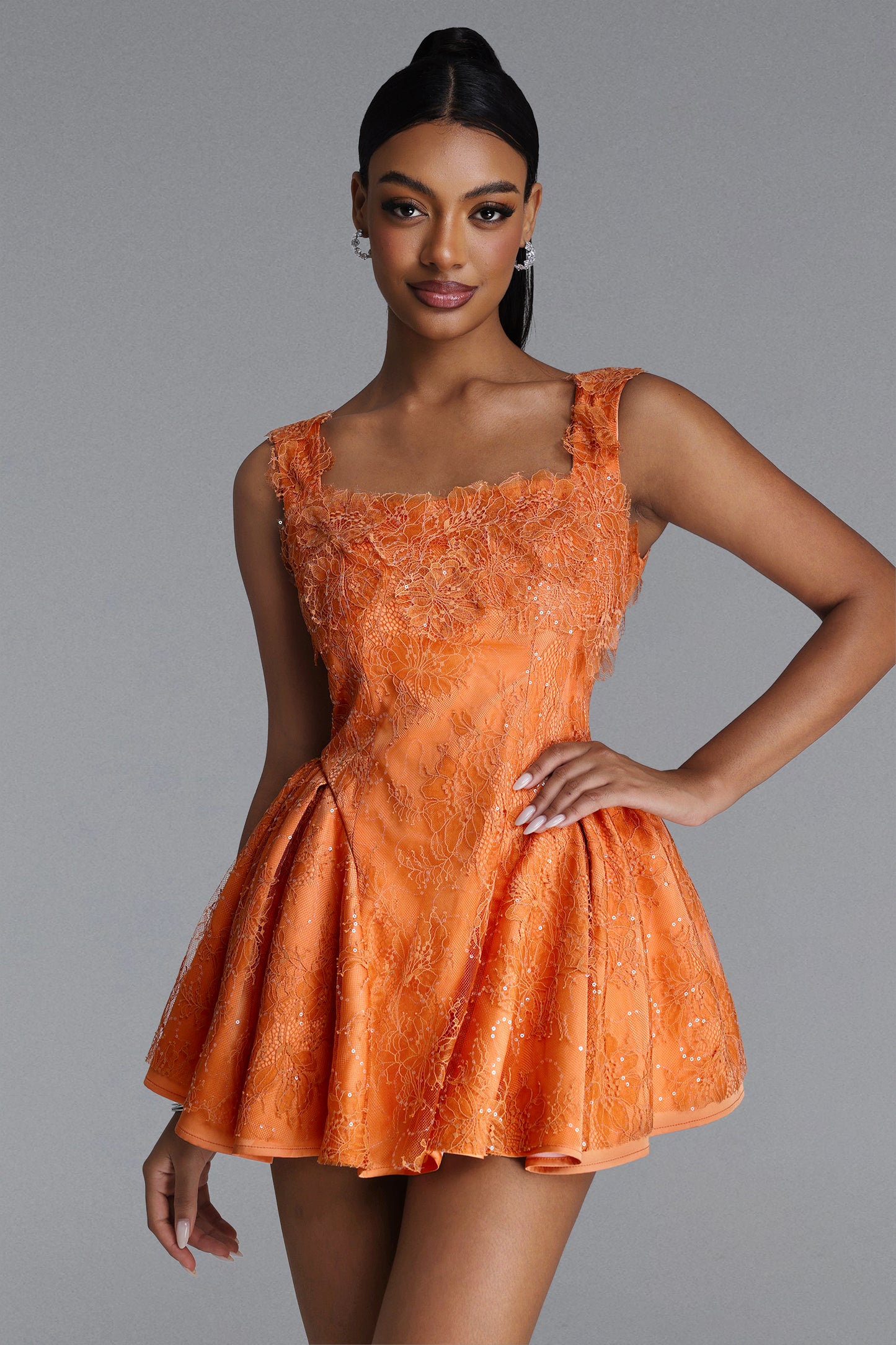 Vestido Kaylee Decote Quadrado com Renda Curto