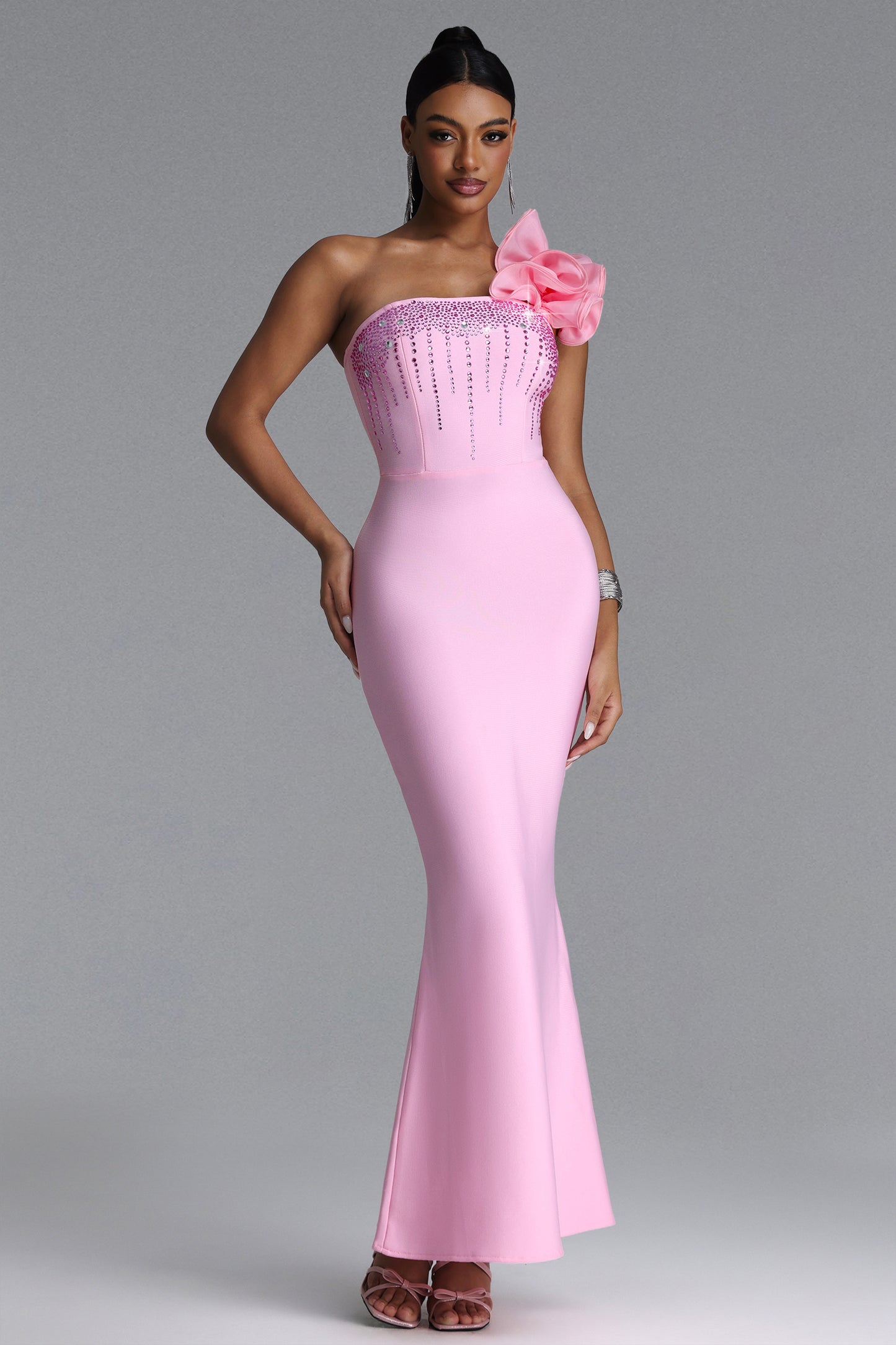 Vestido Maxi Saslim com Um Ombro e Detalhes em Cristal