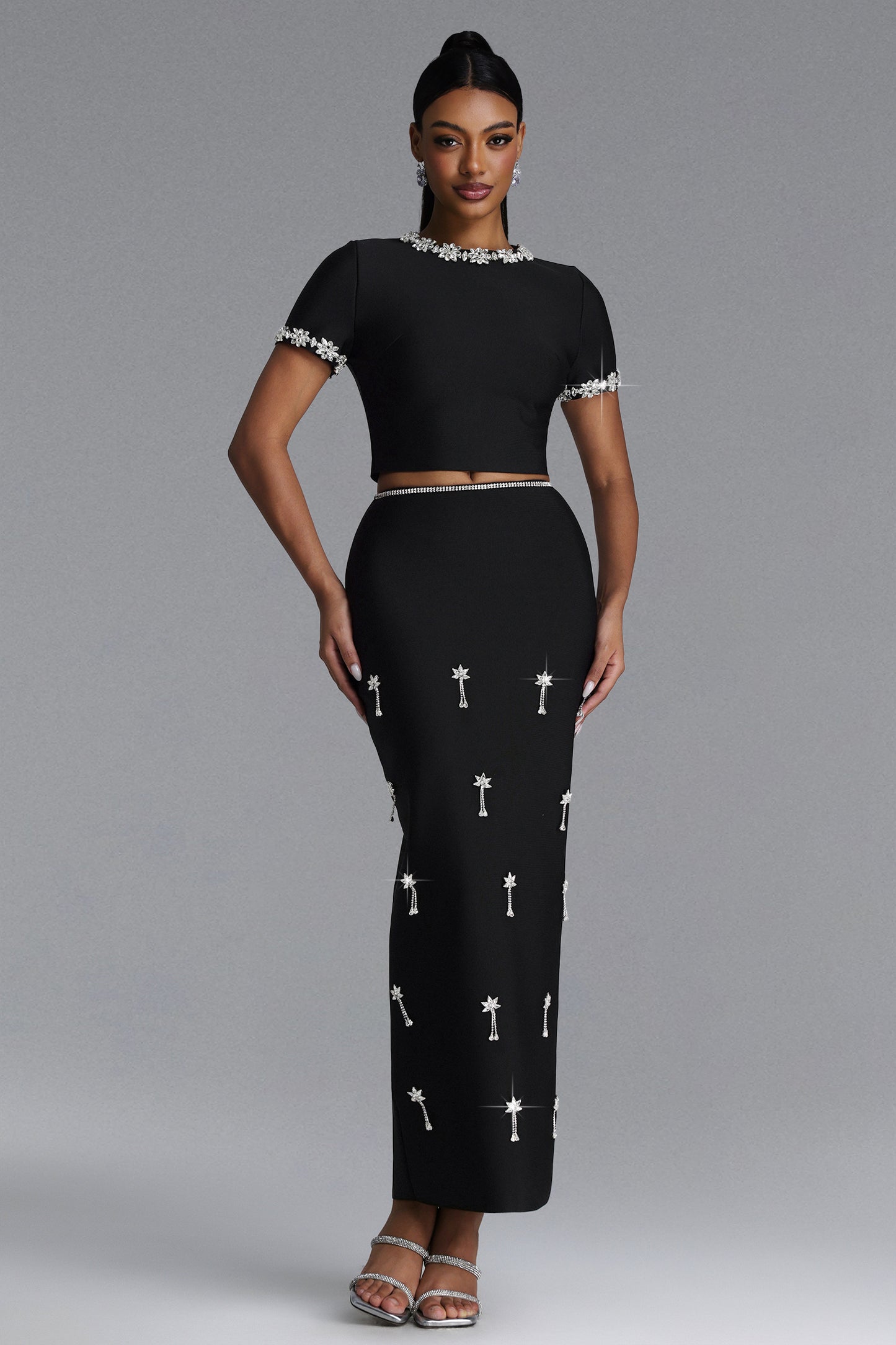Vestido Maxi Lula com Manga Curta e Aplicações de Strass