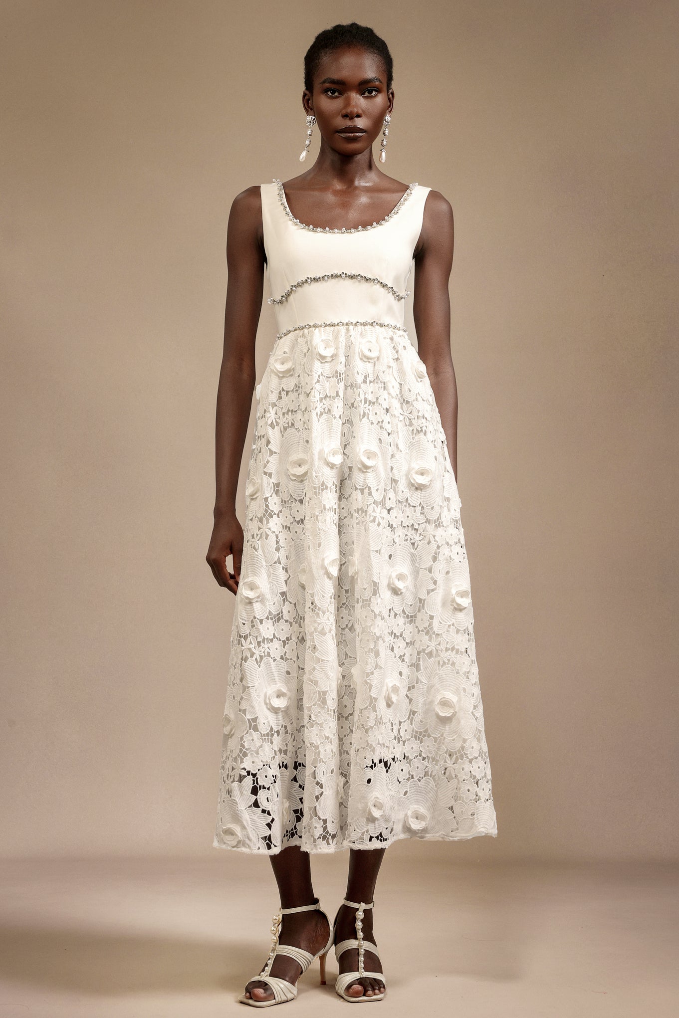 Vestido Doe Halter com Detalhe Geométrico em Renda Comprimento Midi