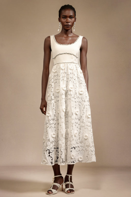 Vestido Doe Halter com Detalhe Geométrico em Renda Comprimento Midi