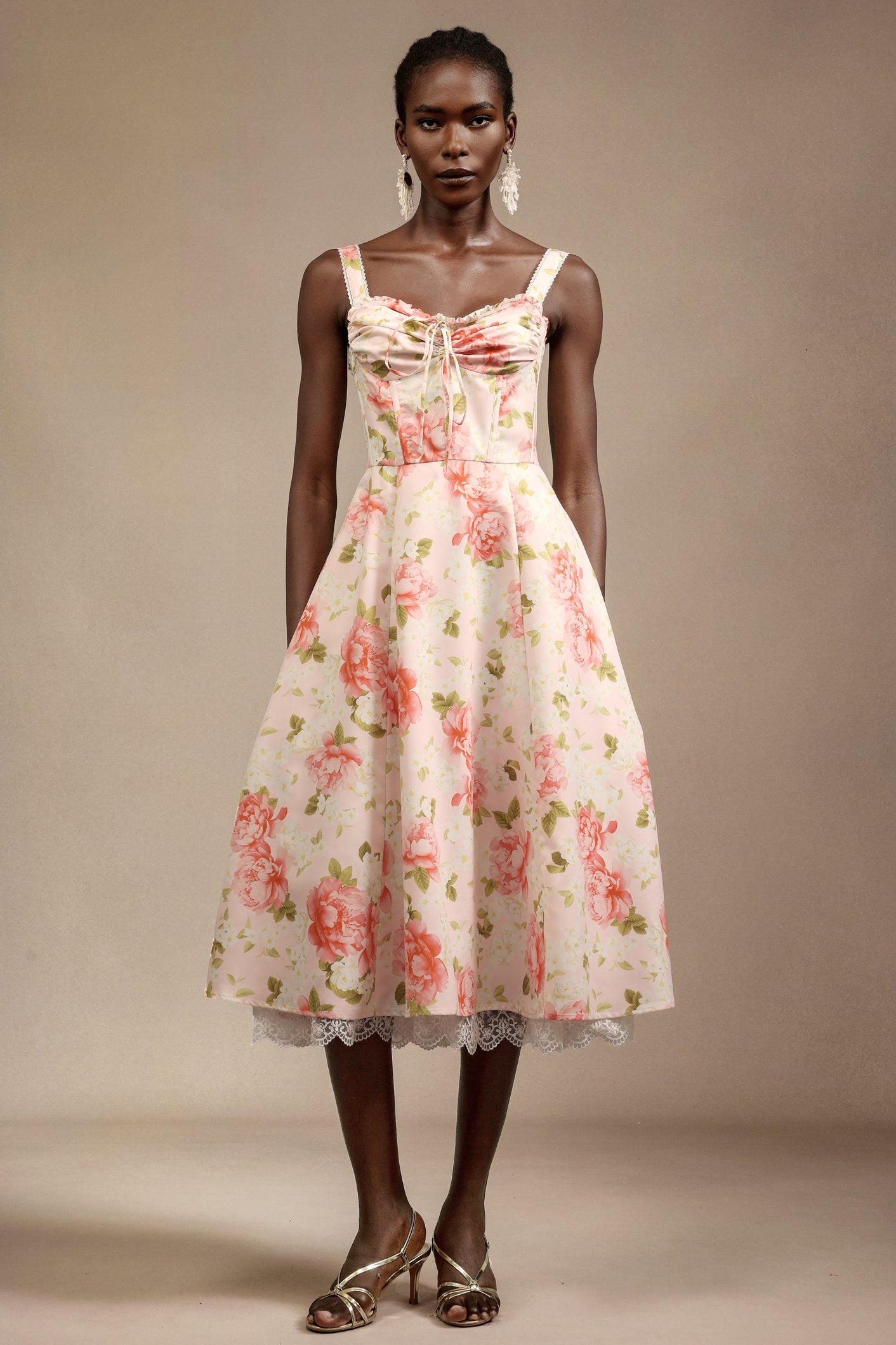 Vestido Midi Venia Halter com Estampa Floral e Laço de Renda