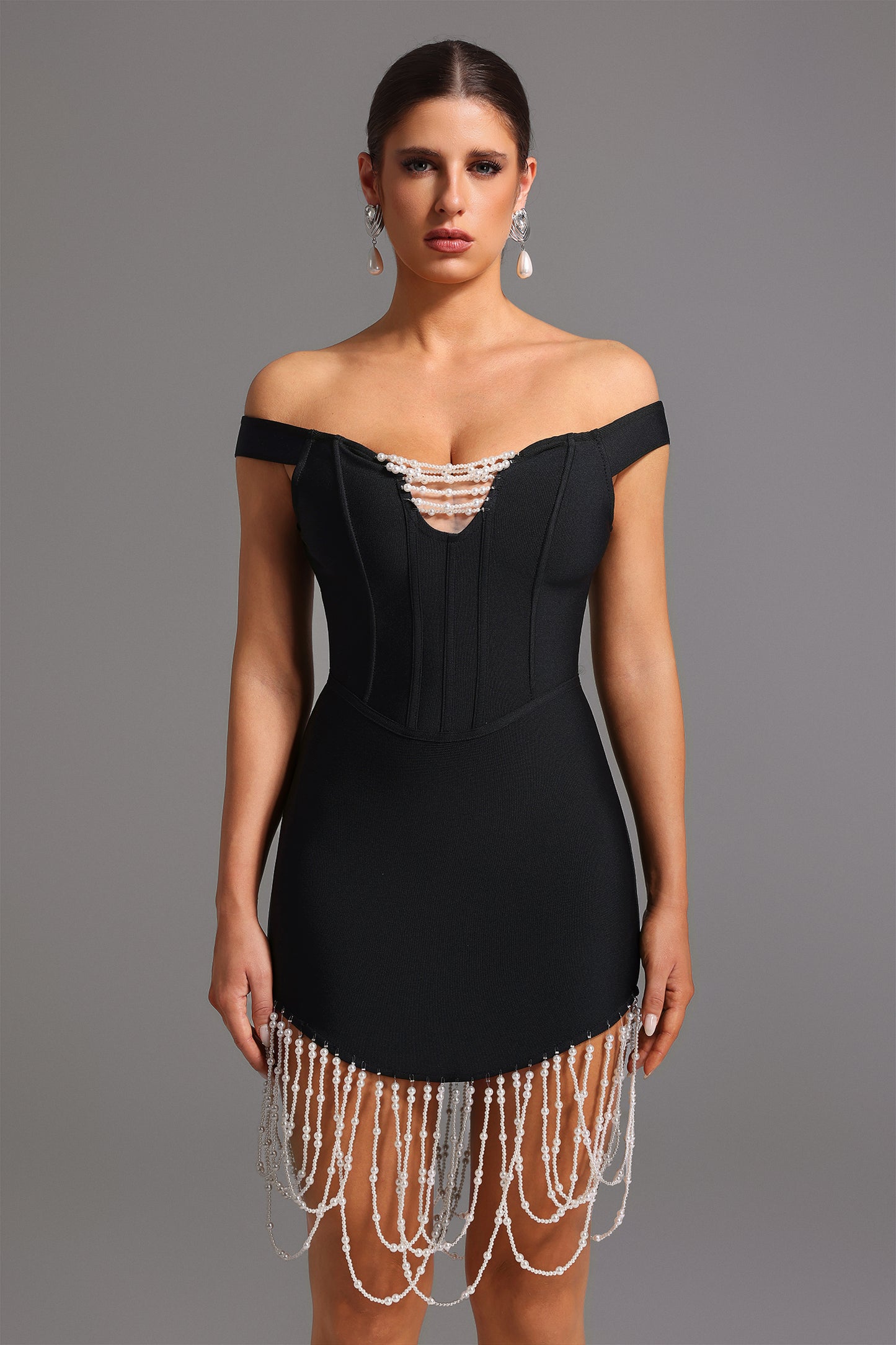 Vestido Midi Oval Ombro a Ombro com Aplicações de Pérolas