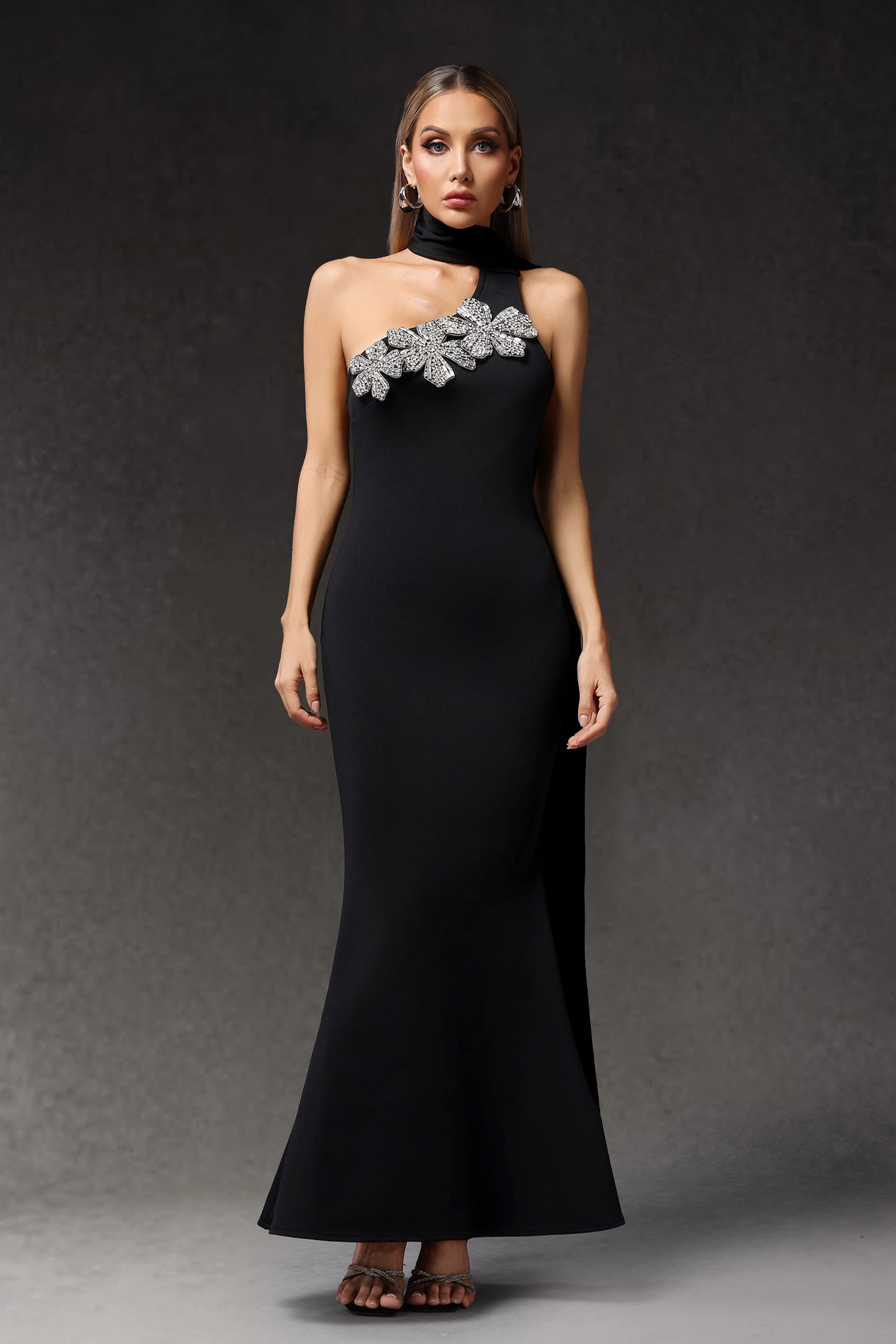 Vestido Longo Luva com Um Ombro e Aplicação Floral