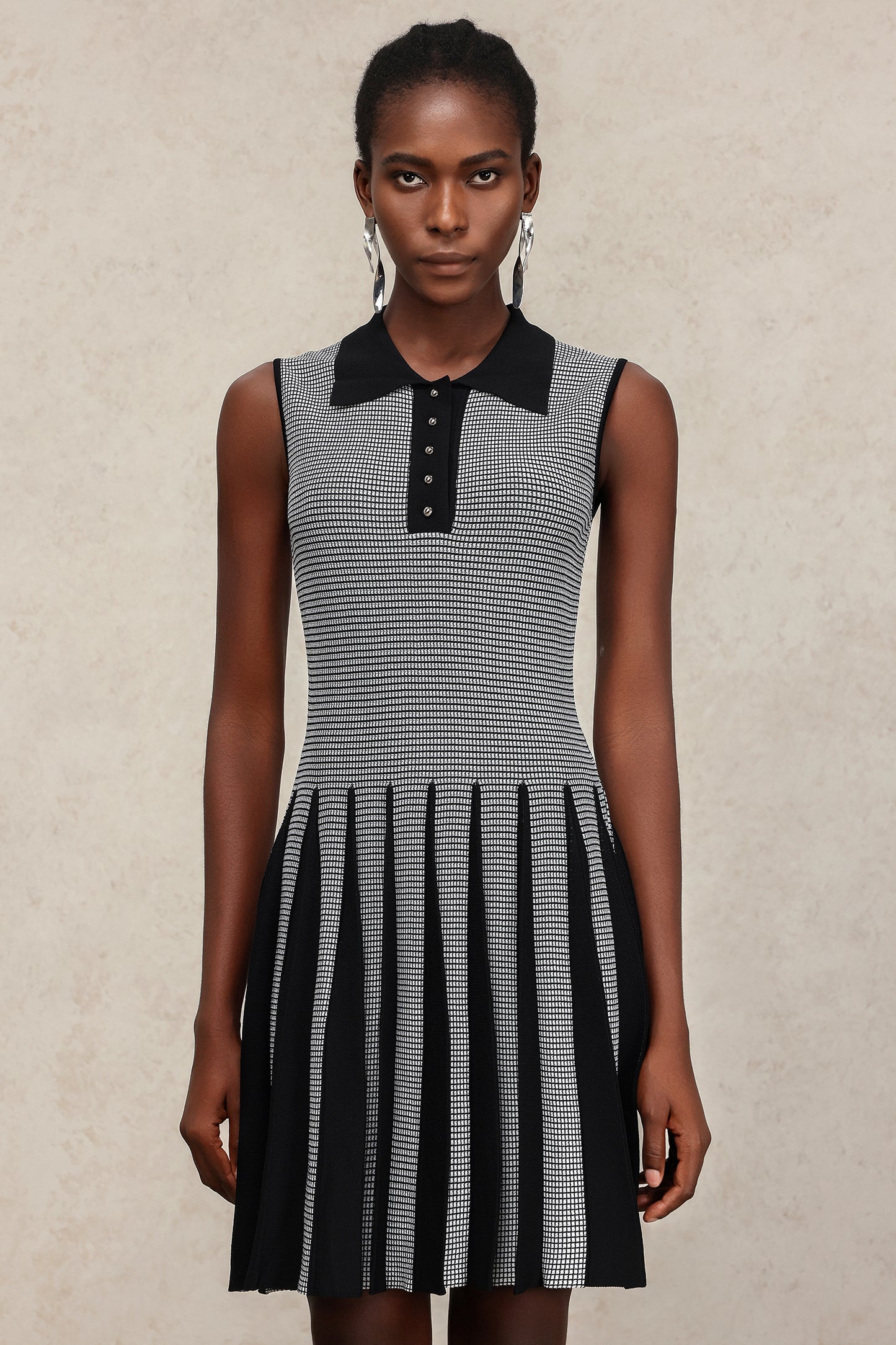 Vestido Kyler Gola Sem Mangas com Pregas Curto