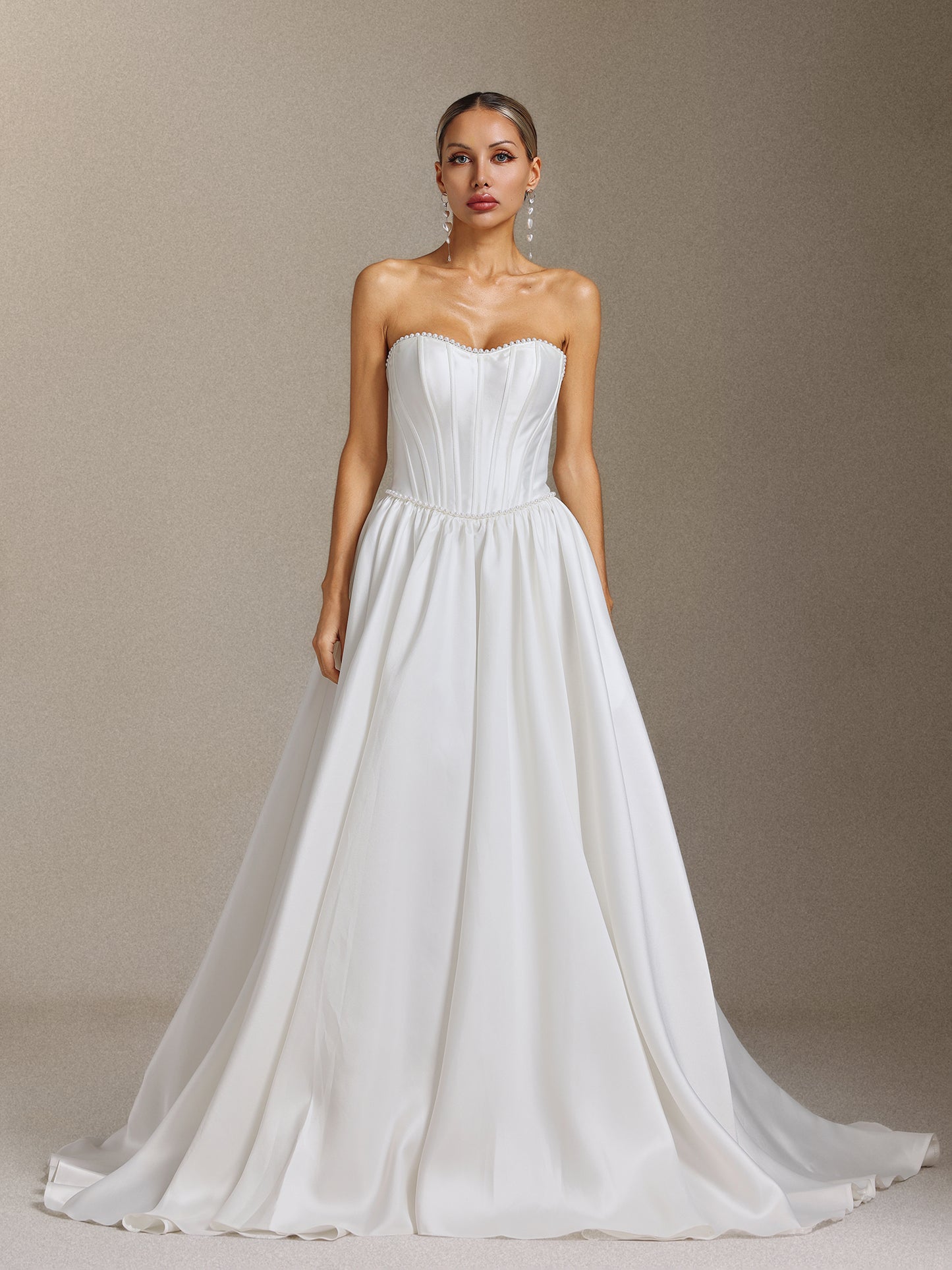 Vestido de Noiva Kasuni Maxi com Aplicações de Pérolas e Cauda