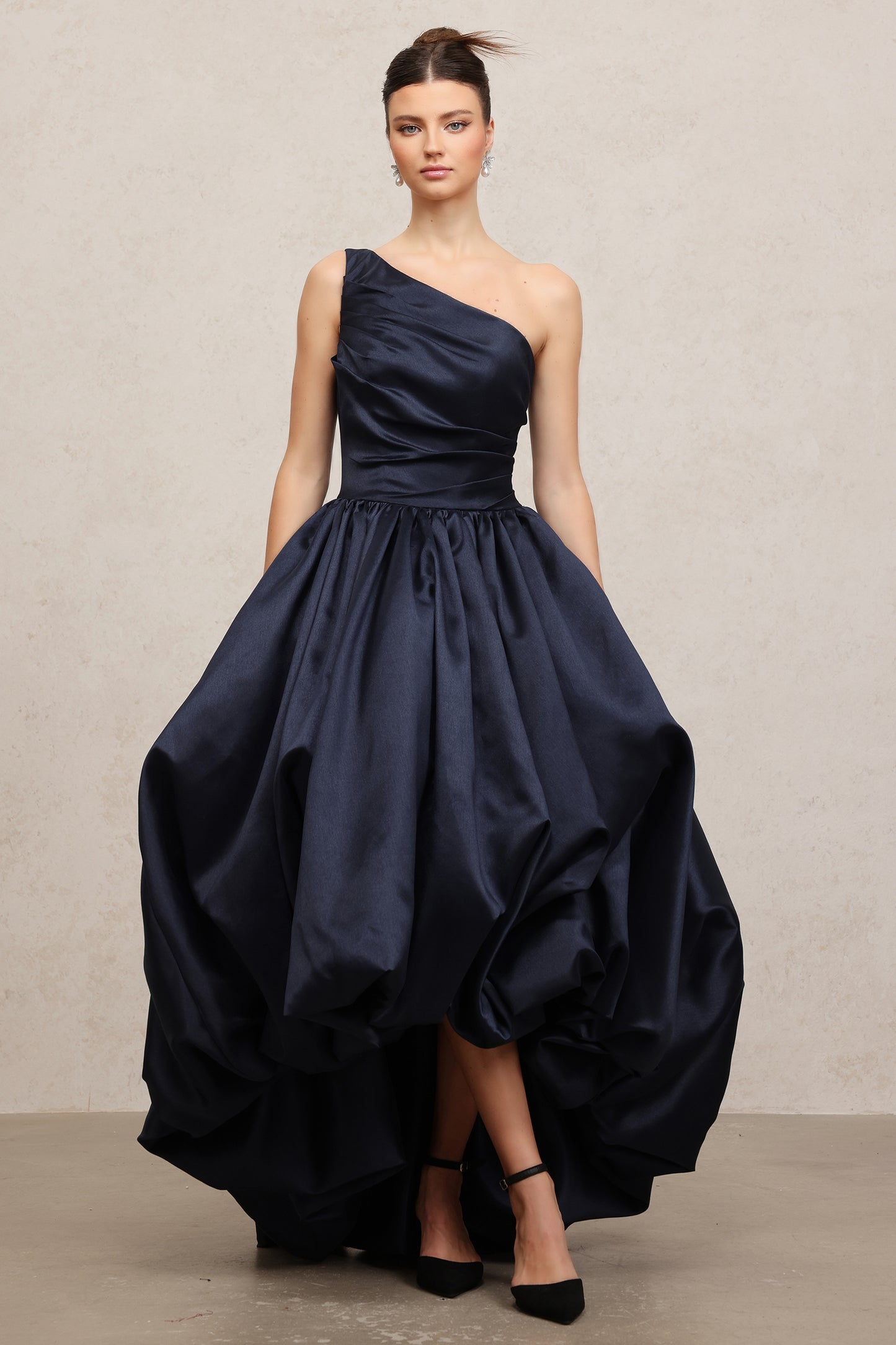 Vestido Longo Assimétrico em Cetim