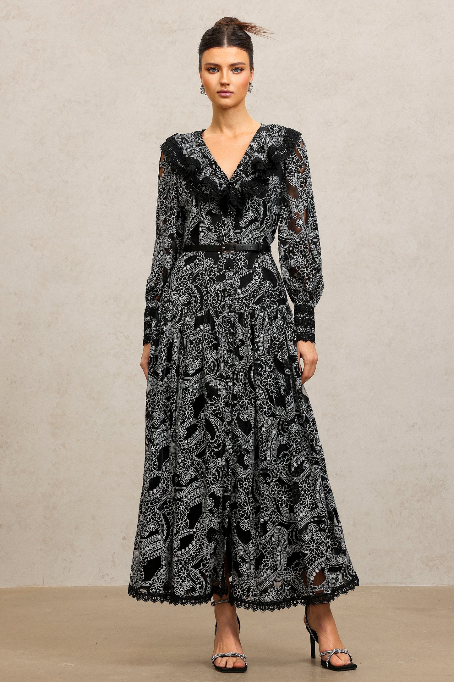 Vestido Maxi Nailah com Decote V, Mangas Longas e Drapeados em Renda