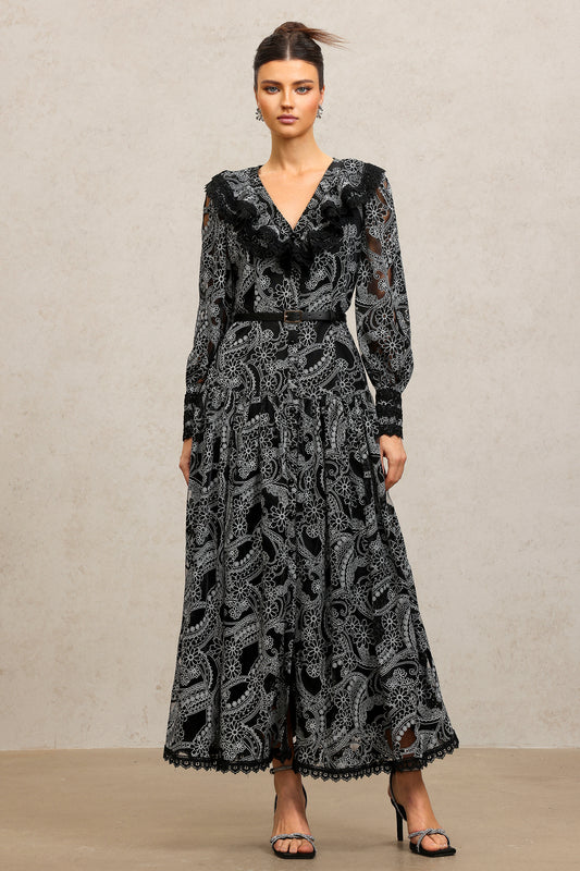 Vestido Maxi Nailah com Decote V, Mangas Longas e Drapeados em Renda