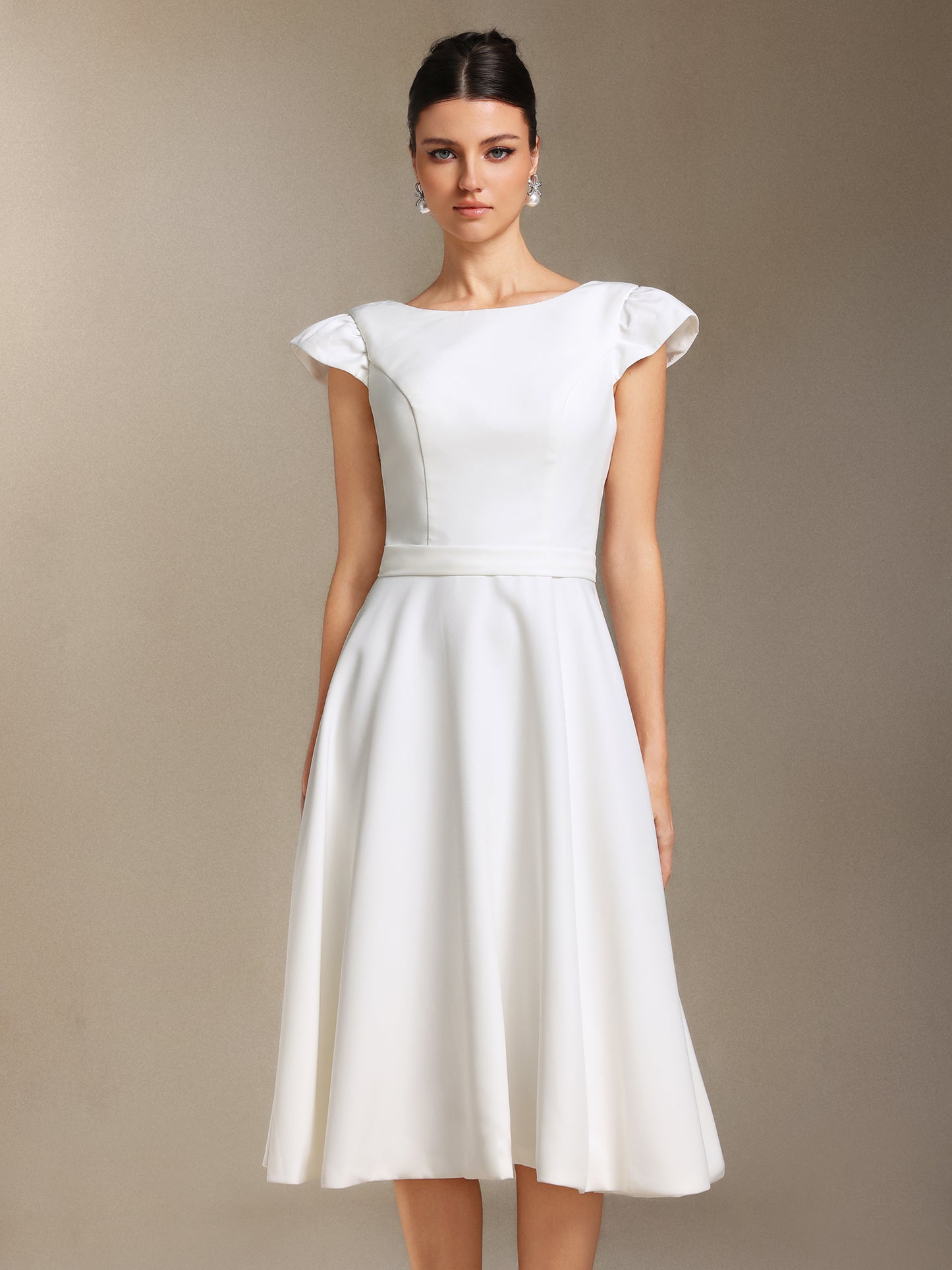 Vestido de Noiva Falisa com Costas Nuas e Mangas Curtas