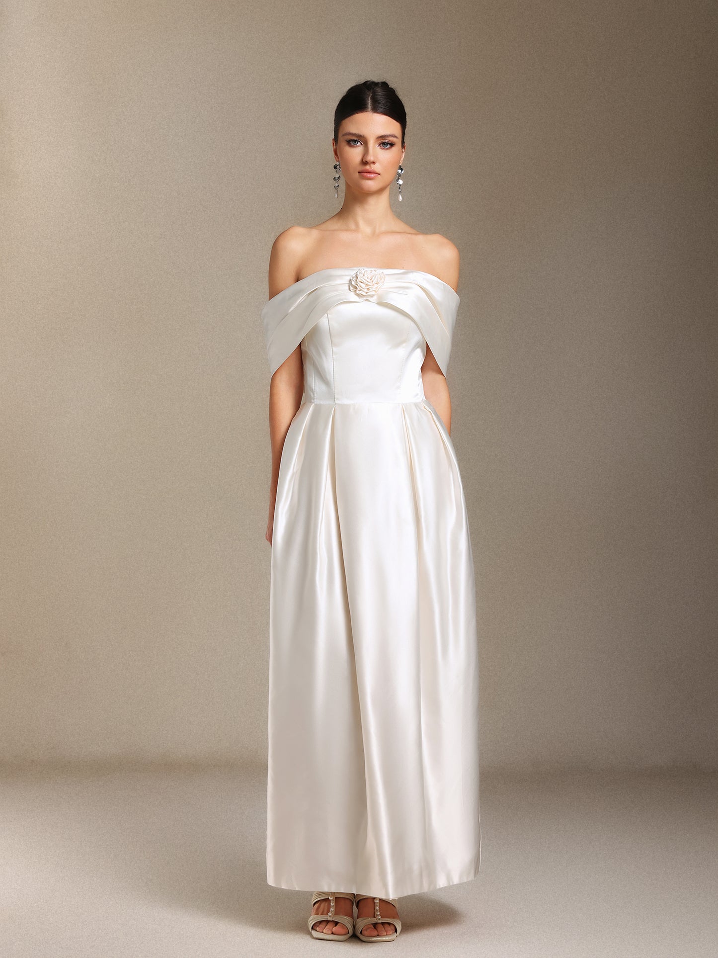 Vestido Maxi Oly Ombros à Mostra com Flores e Silhueta Reta