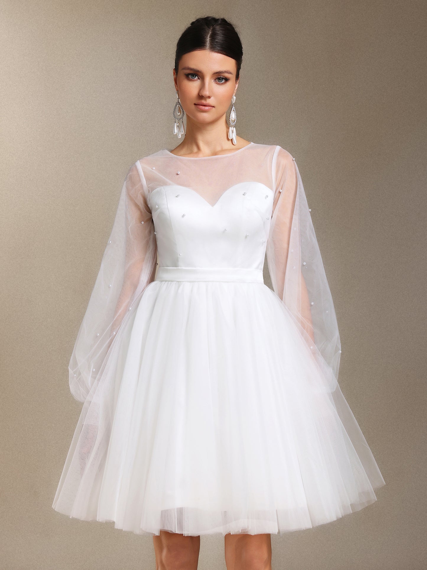 Vestido de Noiva Mini Zakana com Pérolas e Tule