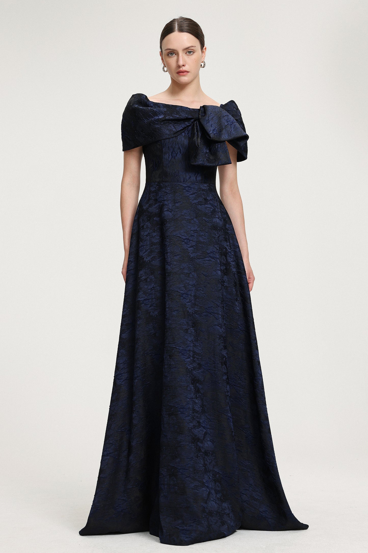 Vestido Maxi em Jacquard com Detalhe de Laço e Ombros à Mostra