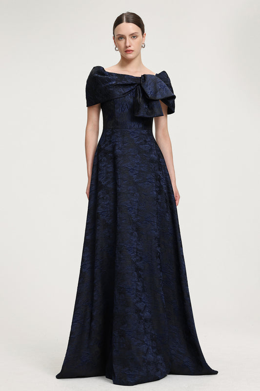 Vestido Maxi em Jacquard com Detalhe de Laço e Ombros à Mostra