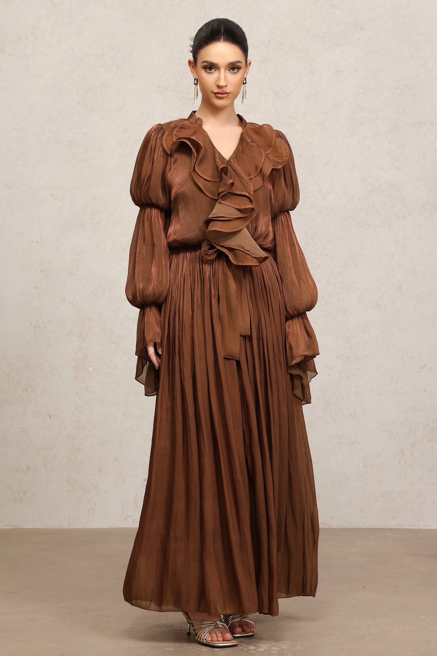 Vestido Ona em Crepe Marrom Manga Longa Maxi