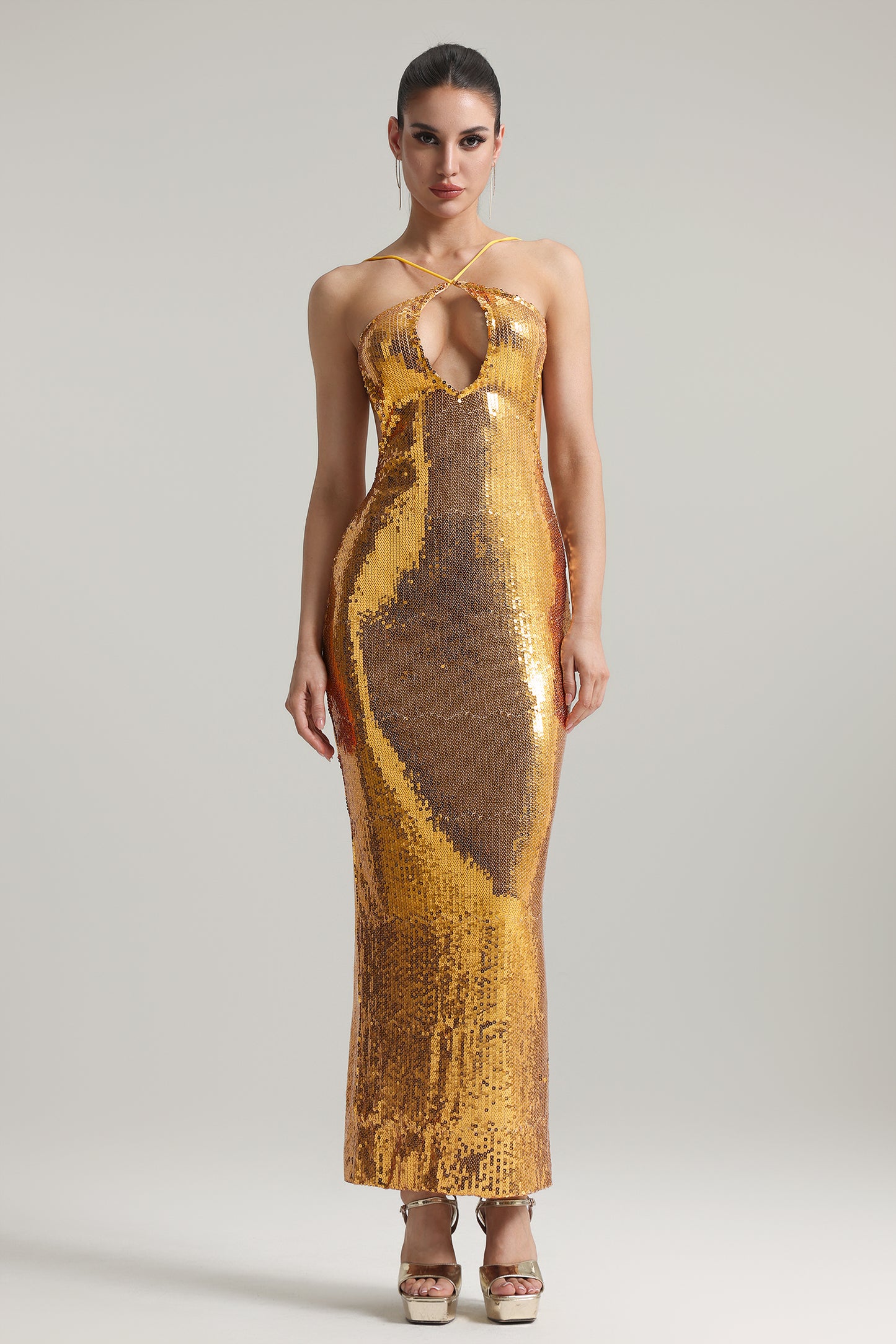 Vestido Maxi Hazada com Paetês, Decote Halter e Costas Nuas