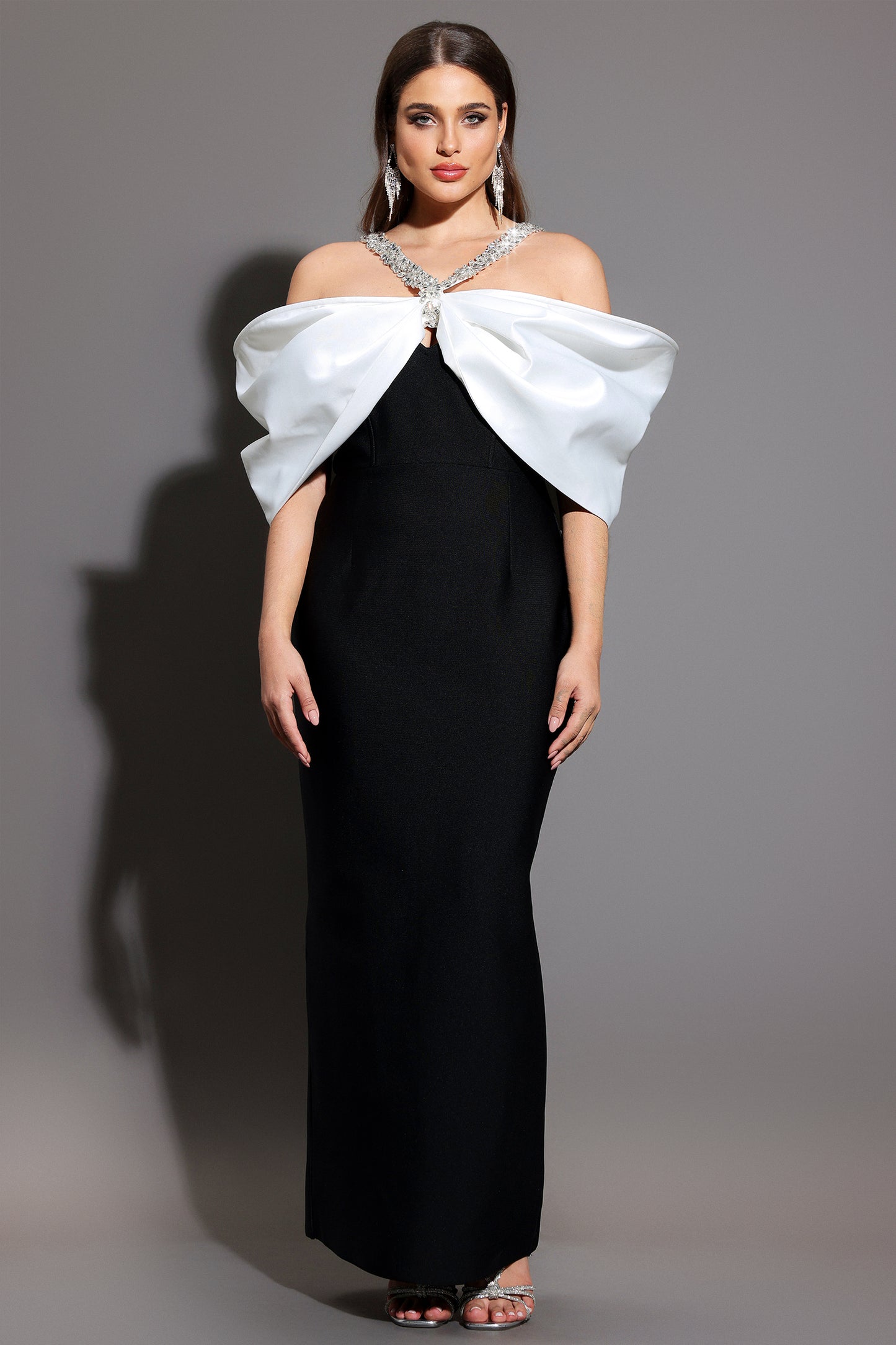 Vestido Maxi Lucifa Halter Sem Mangas com Aplicações de Cristal e Fita com Laço