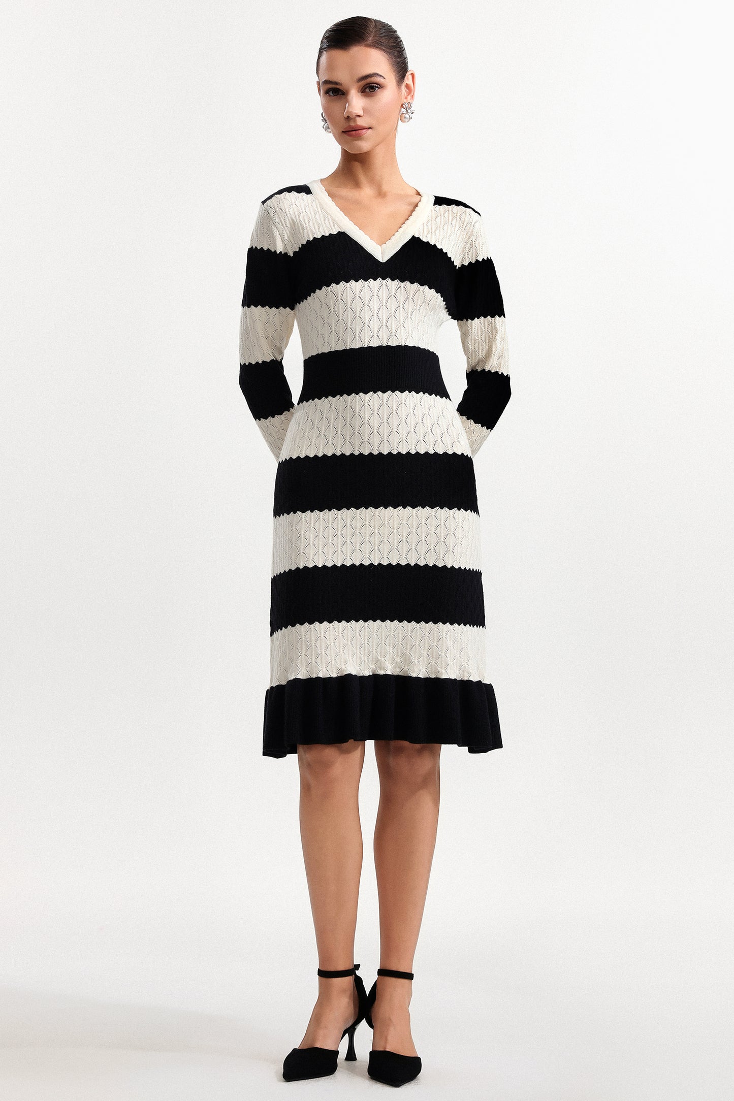 Vestido Mini Donnica Decote V Manga Longa em Tricô Listrado