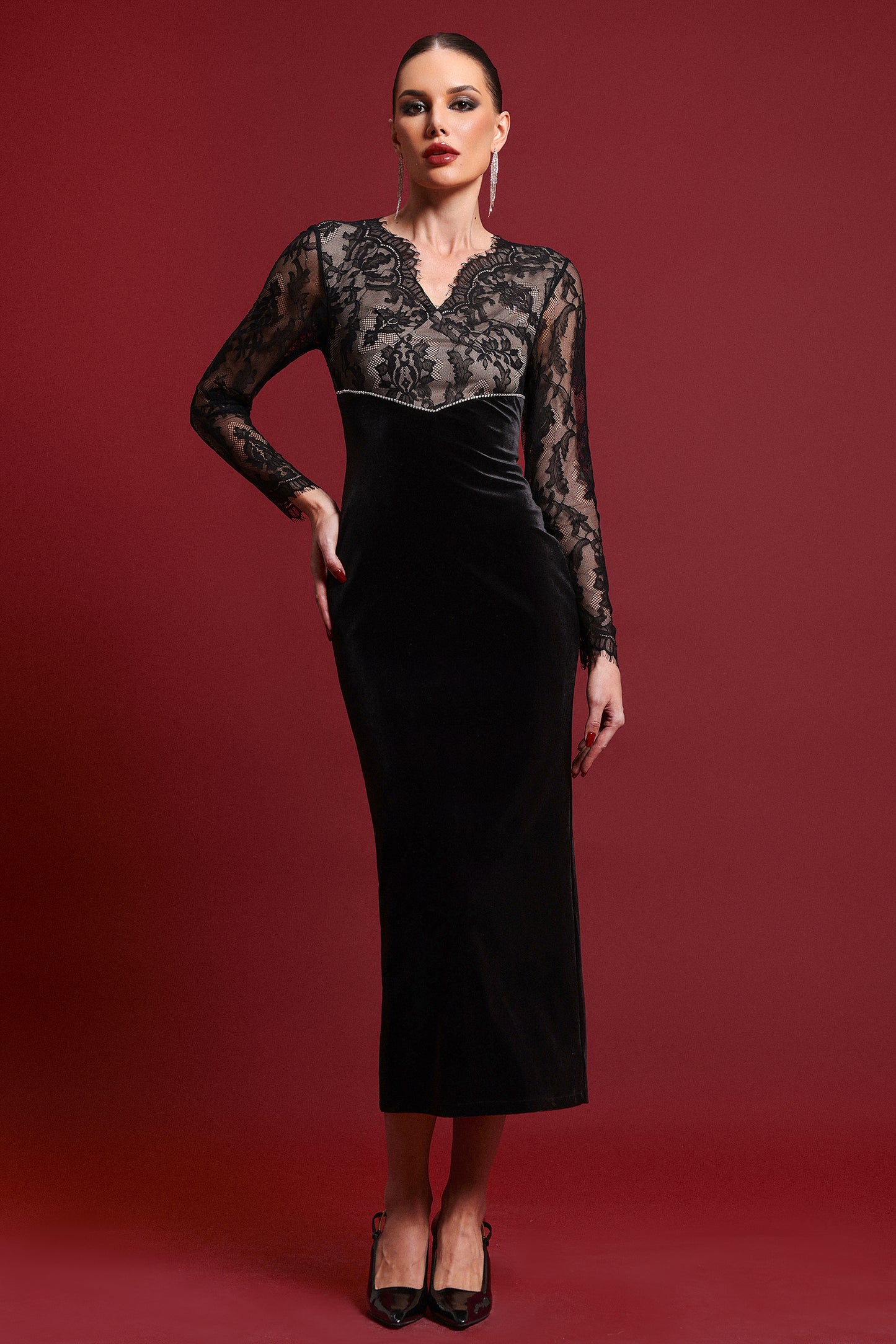 Vestido Maxi Lotta com Decote V, Manga Longa e Renda em Veludo